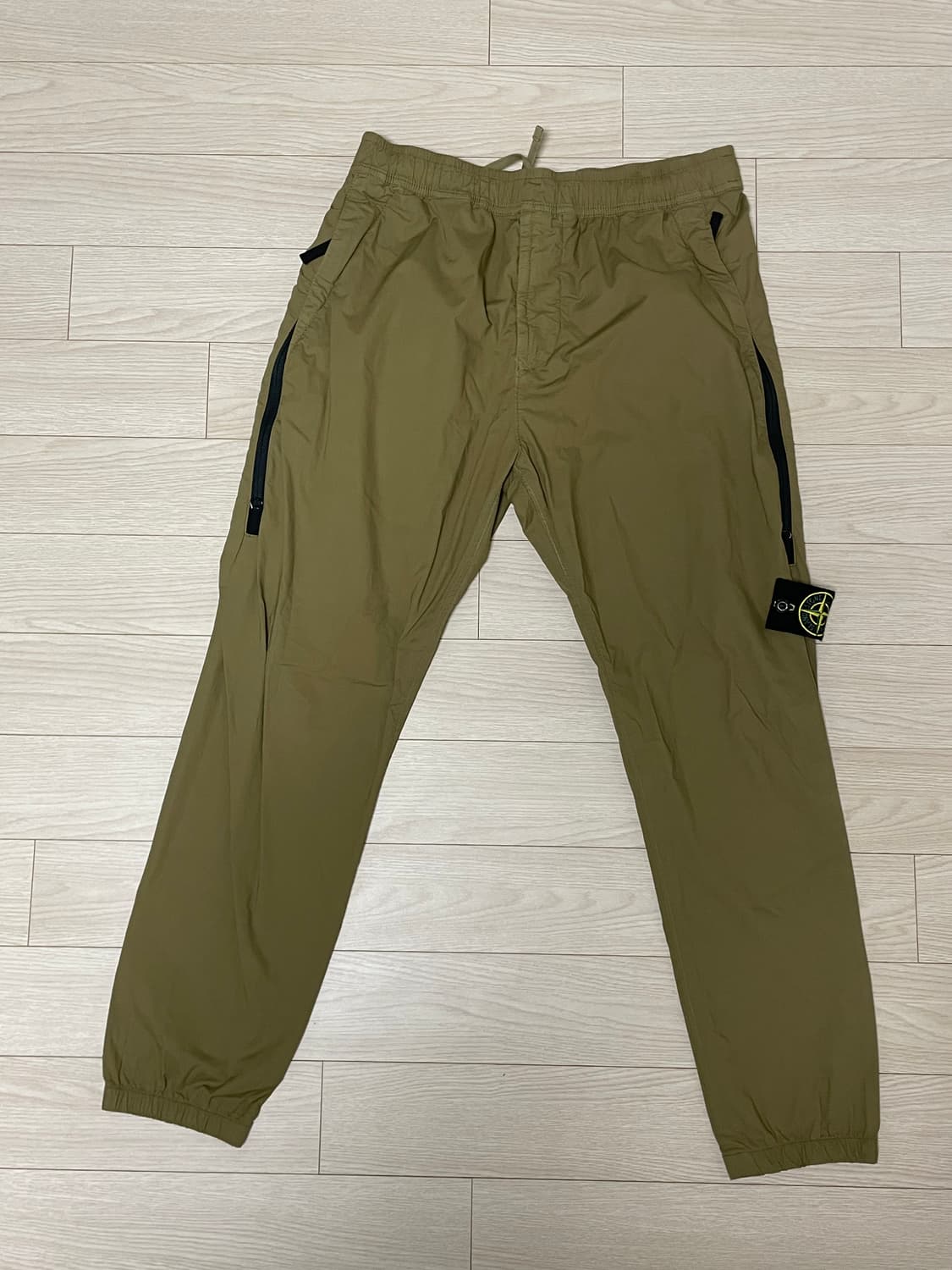 [ 30 ] 23ss 스톤아일랜드 와펜패치 트랙팬츠 밴딩 다크 베이지 상품이미지1