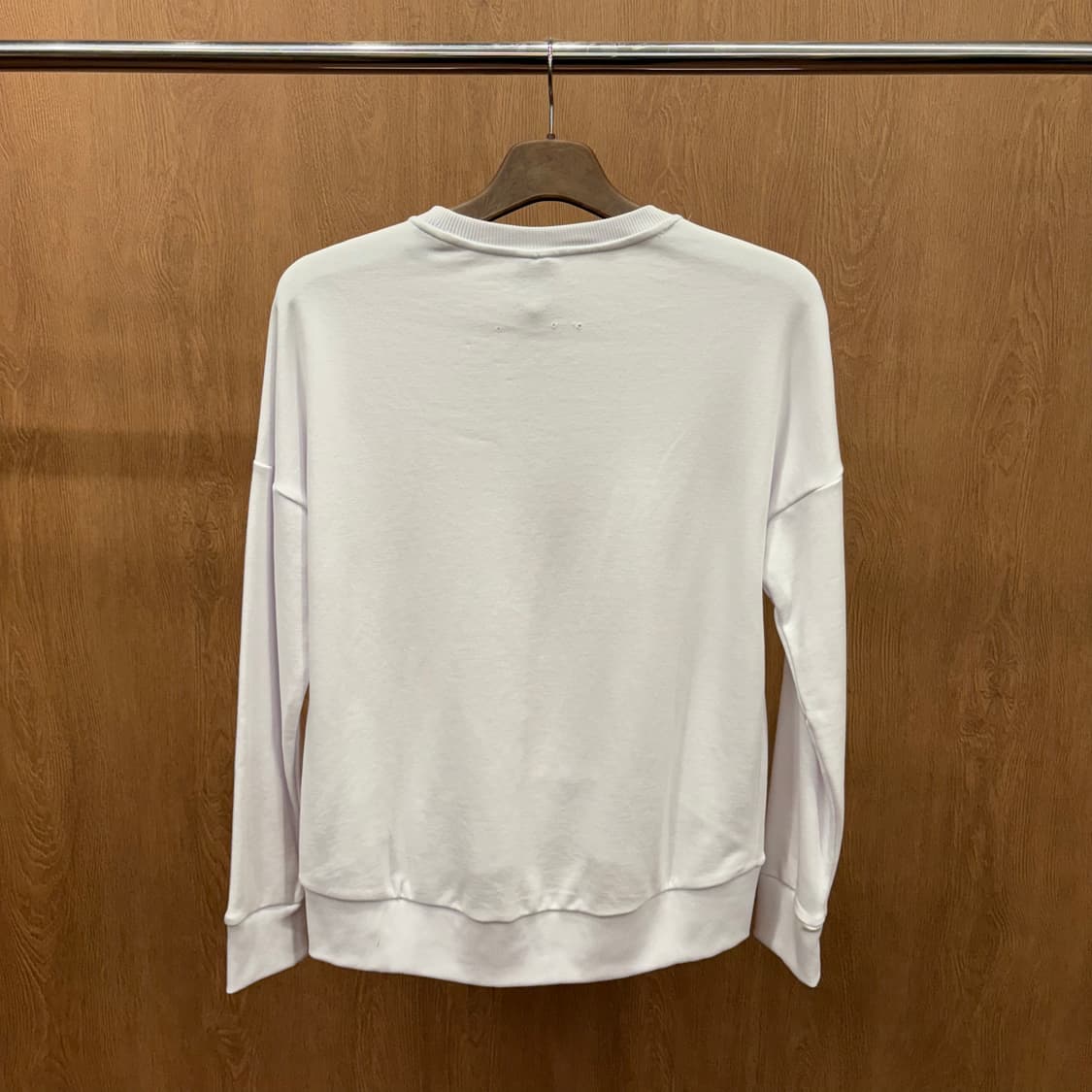 아르마니 익스체인지 맨투맨 시그니처 로고 자수 하이 로우 디테일 화이트 상품이미지3