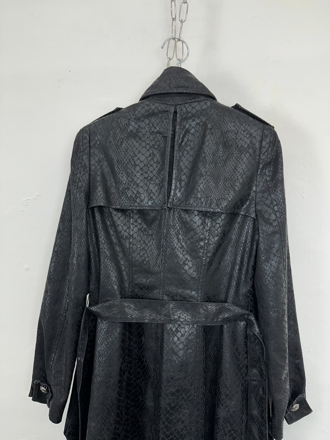 DOHO Snakeskin-Effect Glossy Belted Coat 상품이미지6