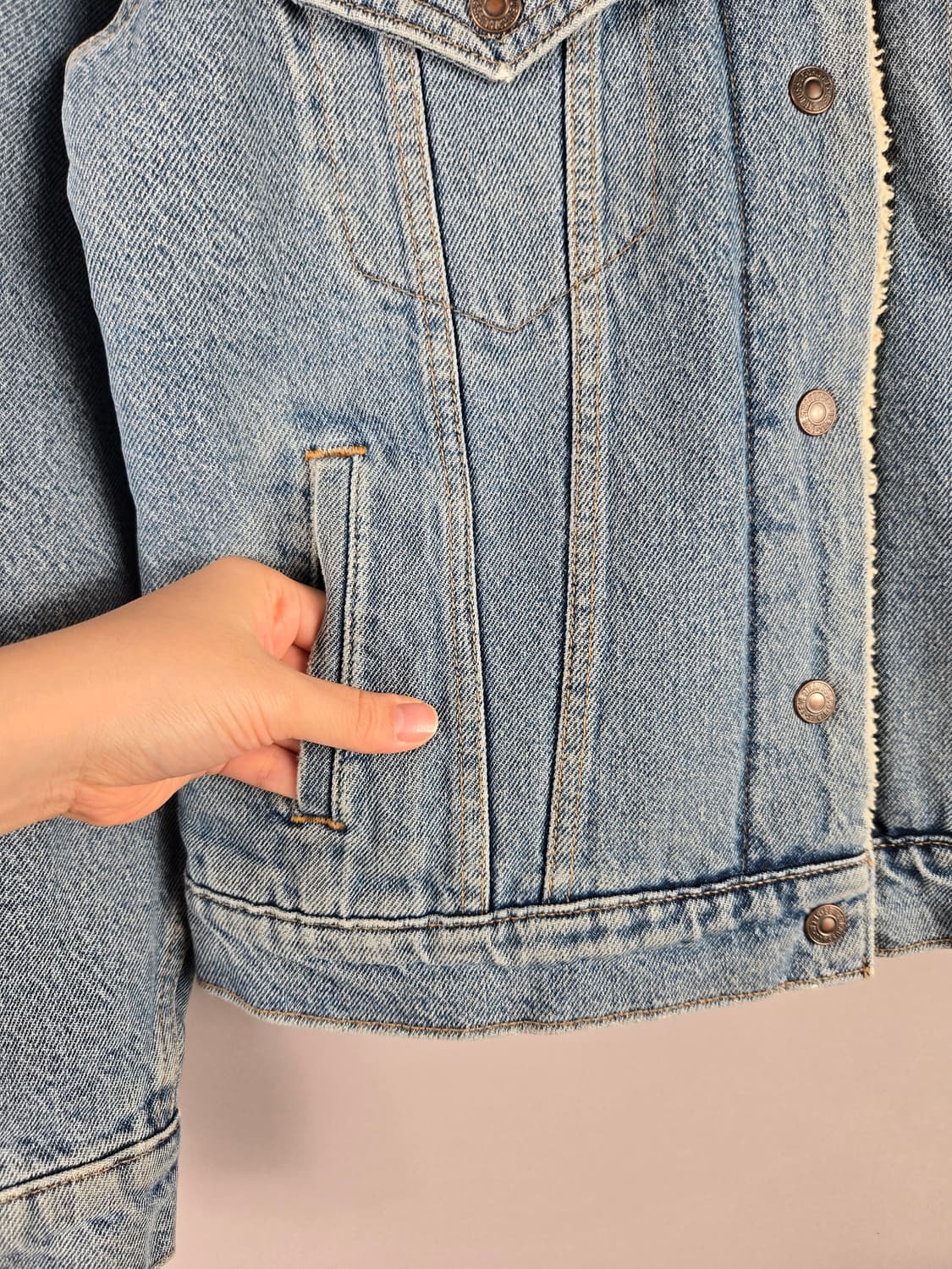 [무료배송]리바이스 S 여성 오버핏 양털 안감 데님 트러커 자켓 청자켓 상품이미지4