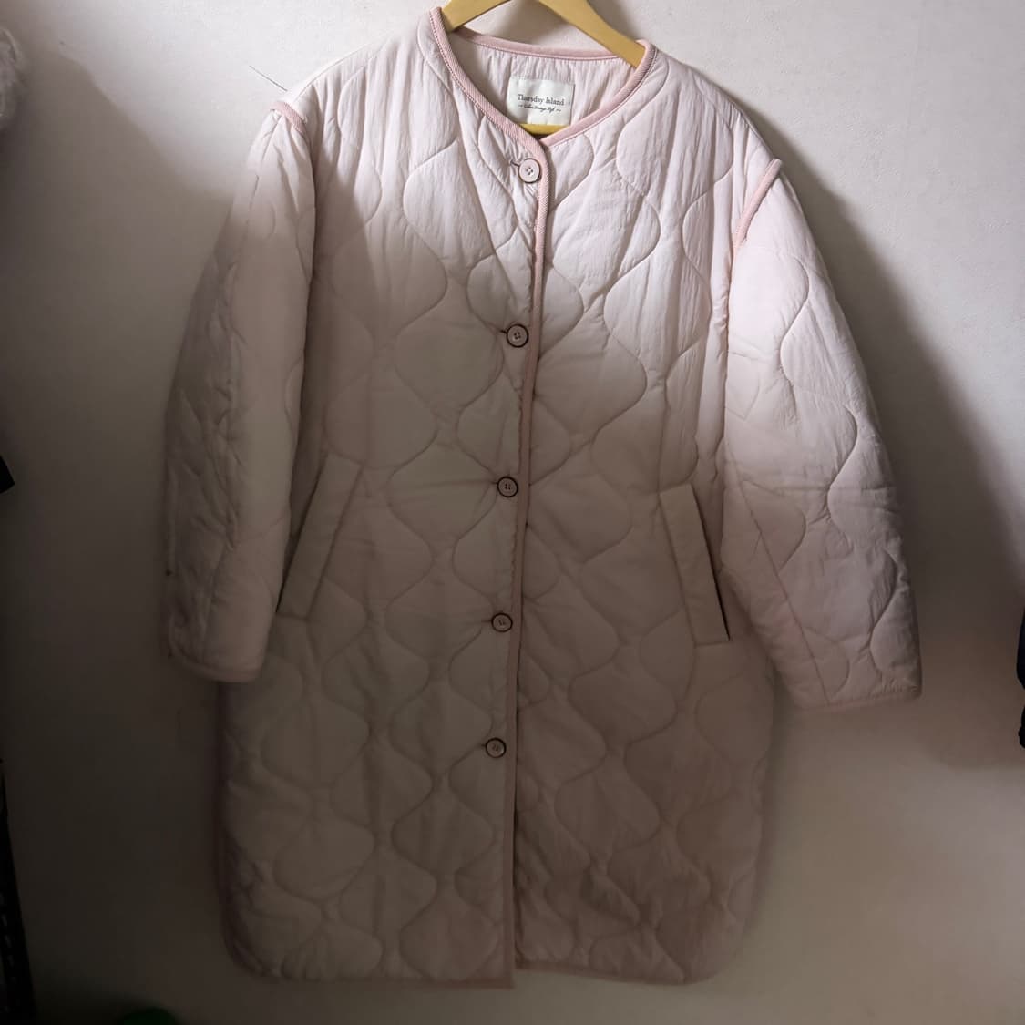 써스데이아일랜드 노카라 어니언 퀼팅 롱코트 (T248MCT231W)  상품이미지1