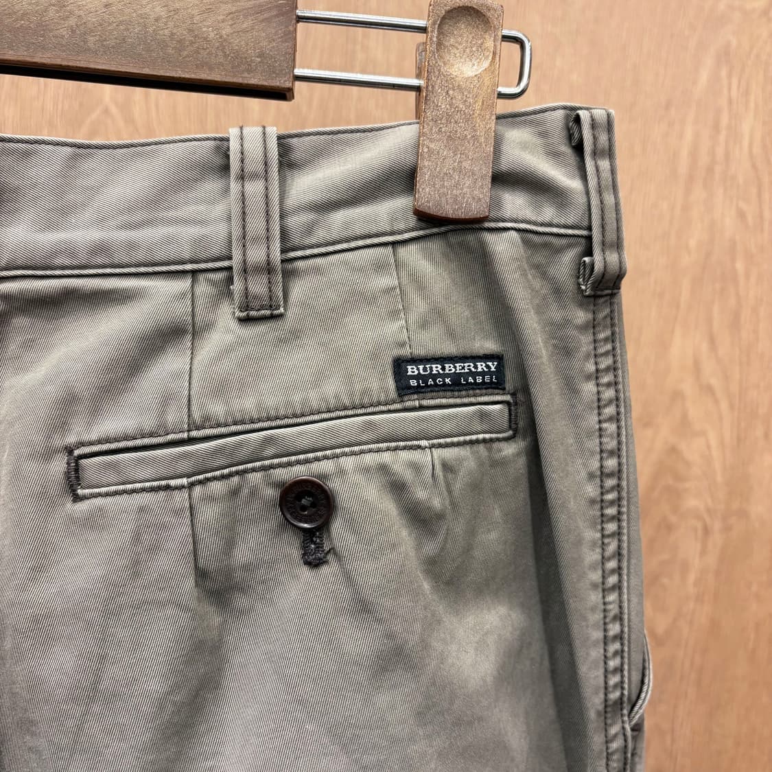 버버리 블랙 라벨 테일러드 치노 팬츠 웰트 포켓 라벨 패치 디테일 베이지 상품이미지6