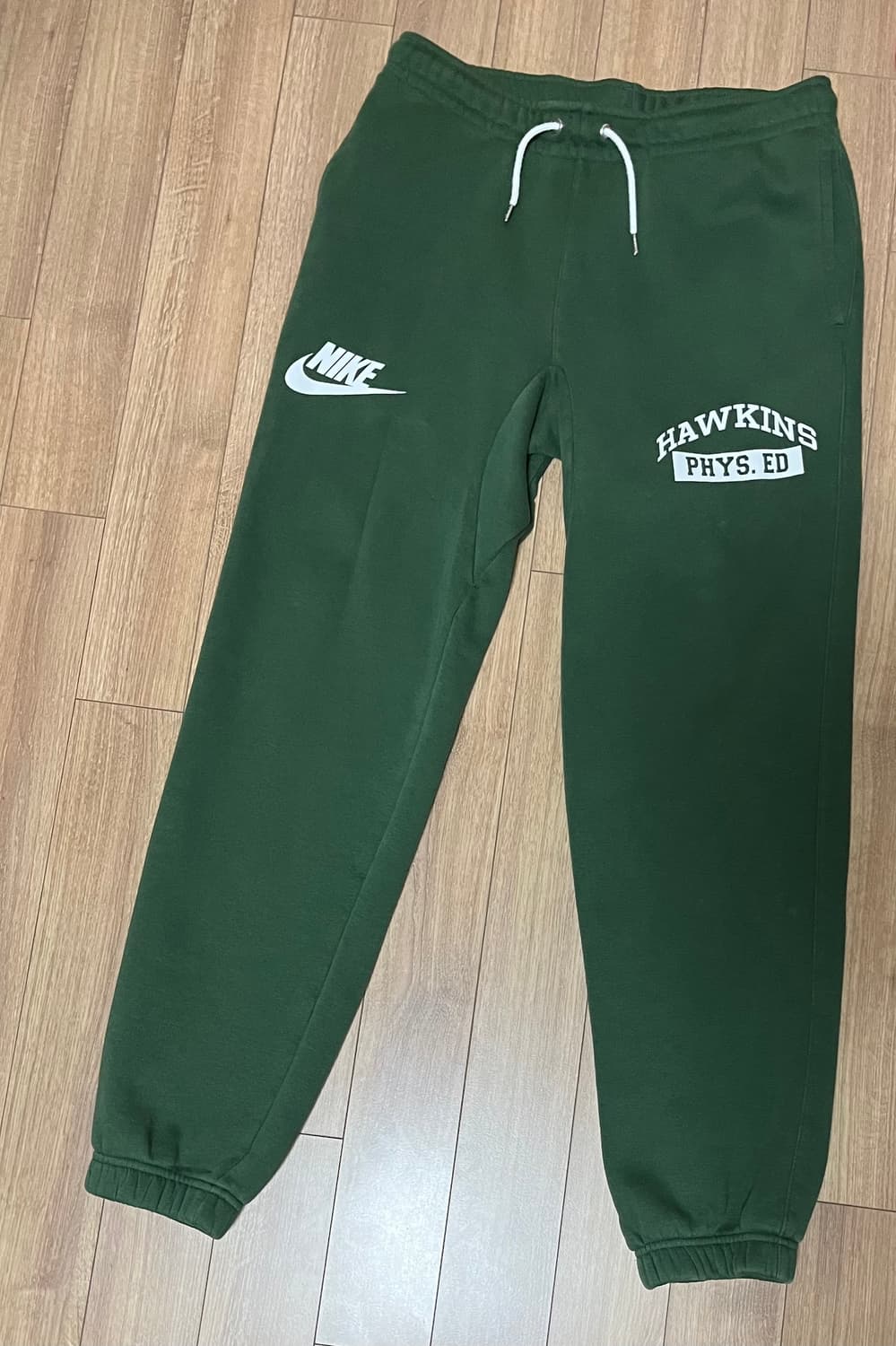 Nike x stranger things 기묘한이야기 스웻팬츠 그린 상품이미지1
