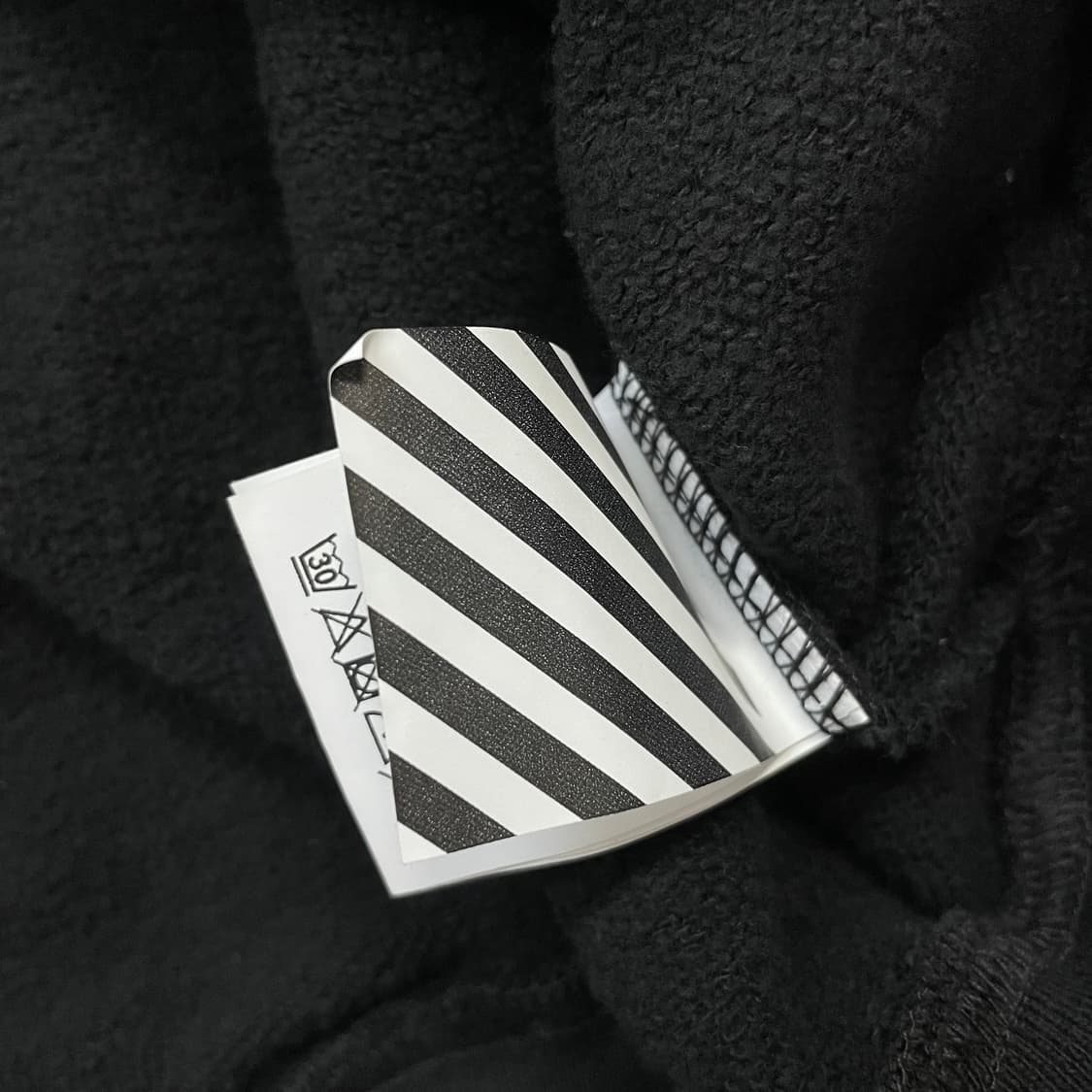 오프화이트 웨이비라인 크루넥 맨투맨 블랙 상품이미지6