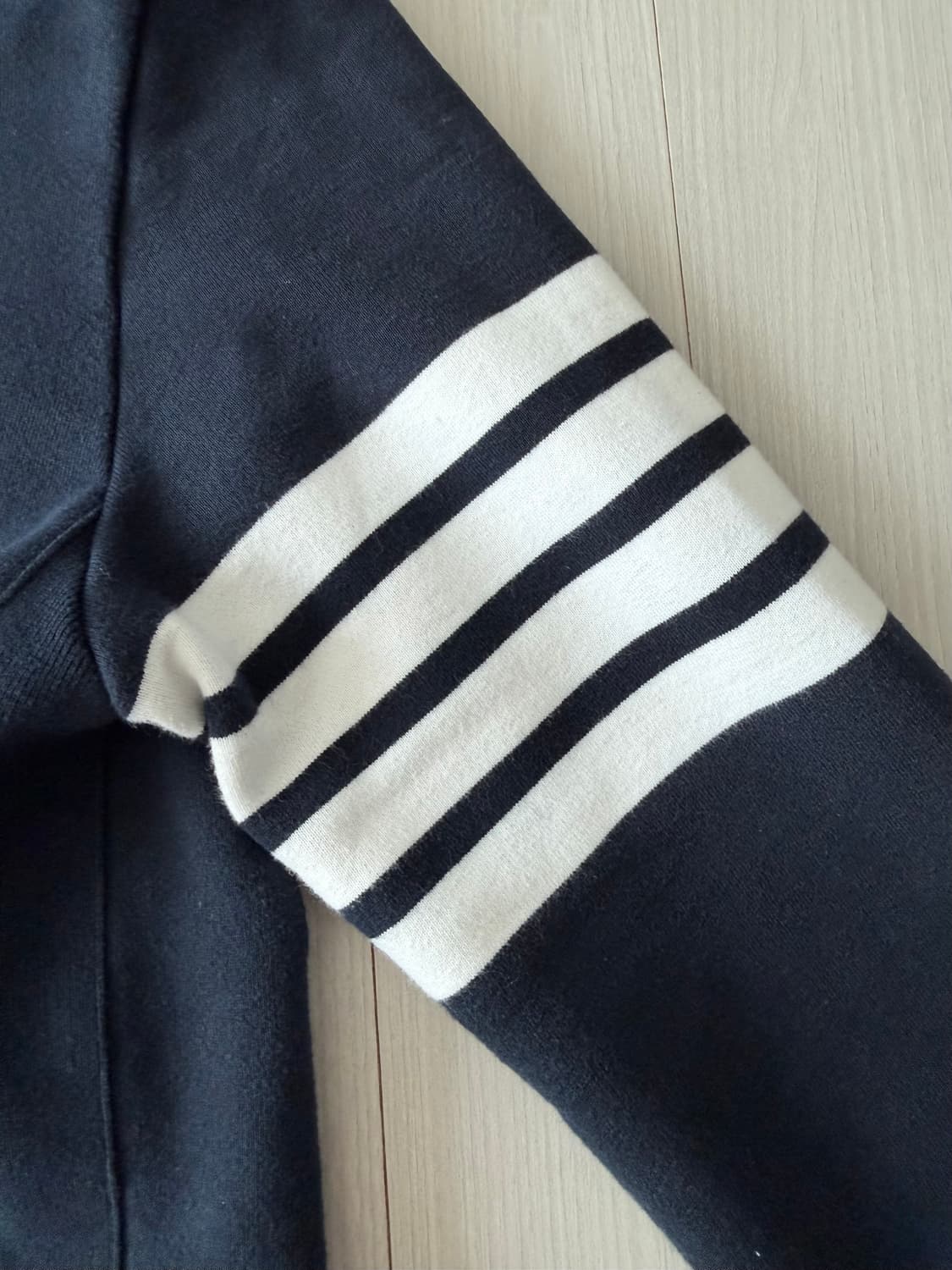 [S급/24SS]톰브라운 사선완장 네이비 맨투맨 2사이즈 상품이미지3