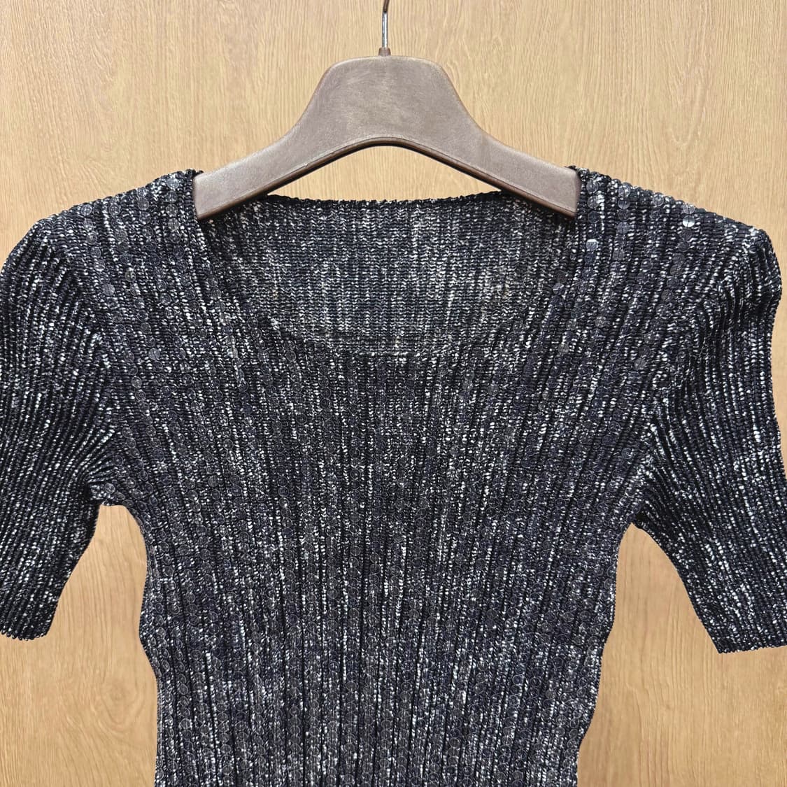 스피치오 골지 반팔 탑 글리터 텍스처 스팽글 장식 디테일 블랙 상품이미지4
