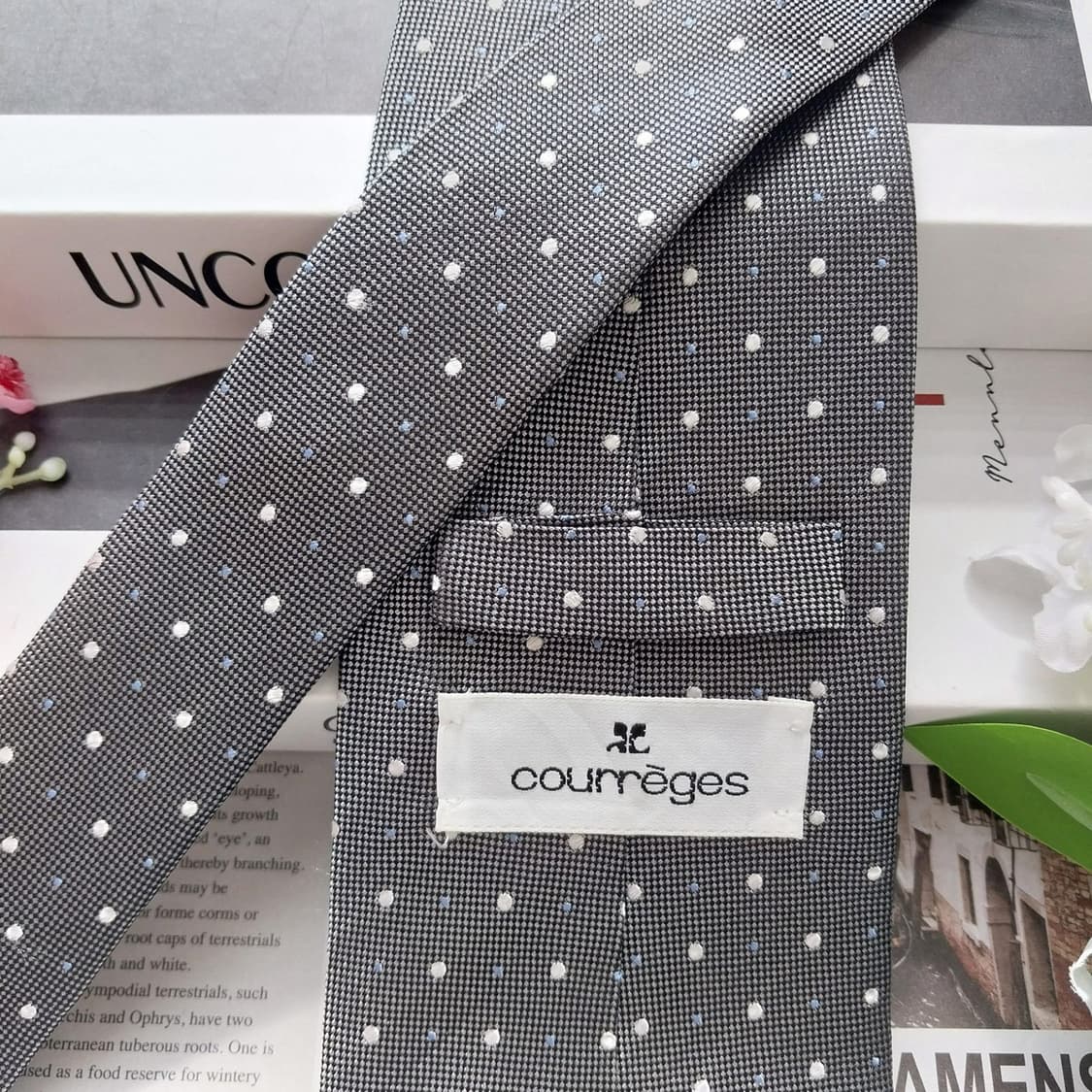 꾸레쥬 실크 그레이 도트 패턴 넥타이 9.2cm A+~A등급 K2353
 상품이미지6