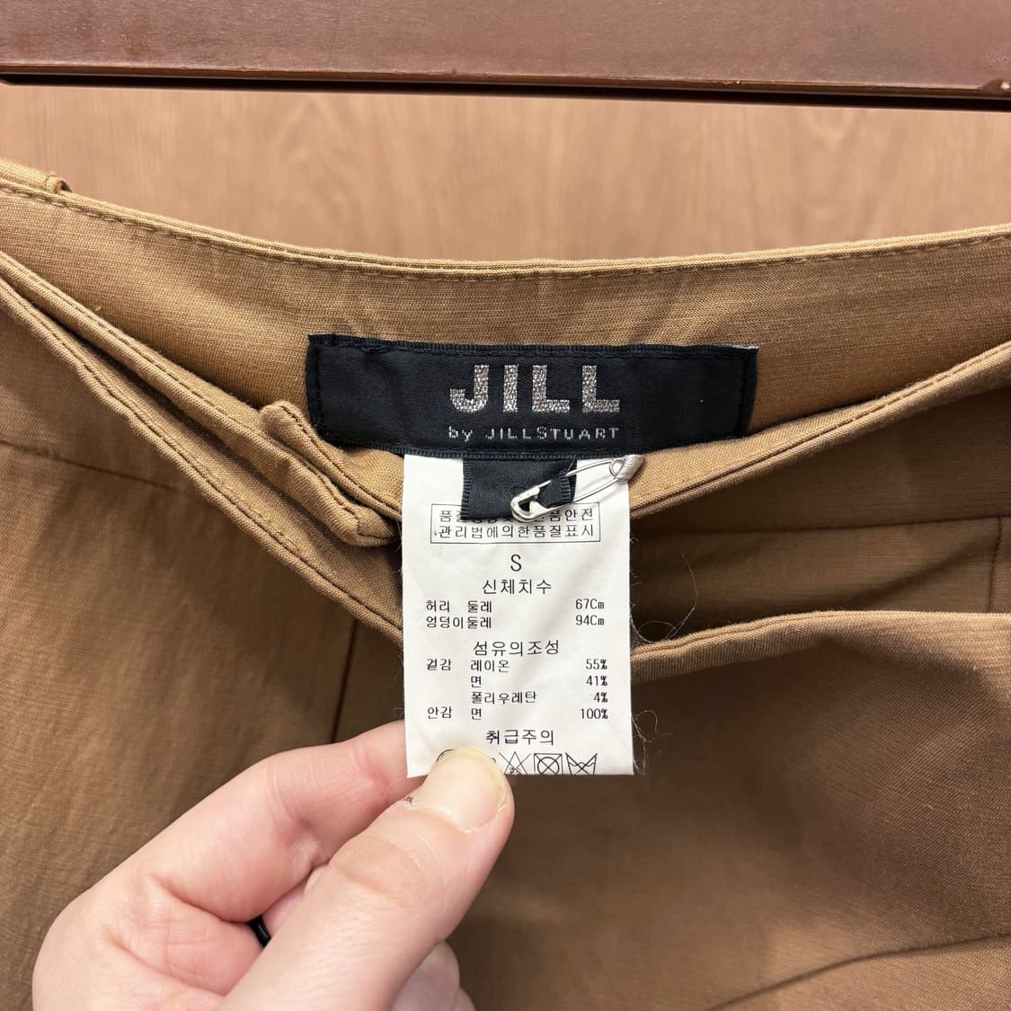 질스튜어트 숏 팬츠 사선 랩 사이드 버클 스트랩 포켓 디테일 베이지 상품이미지7