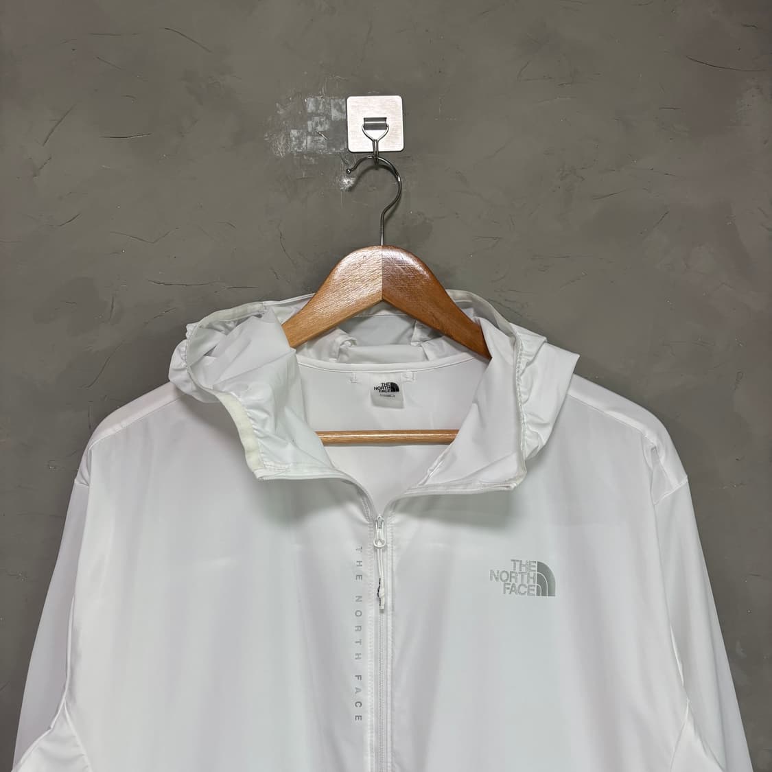 노스페이스 바람막이 화이트 상품이미지2