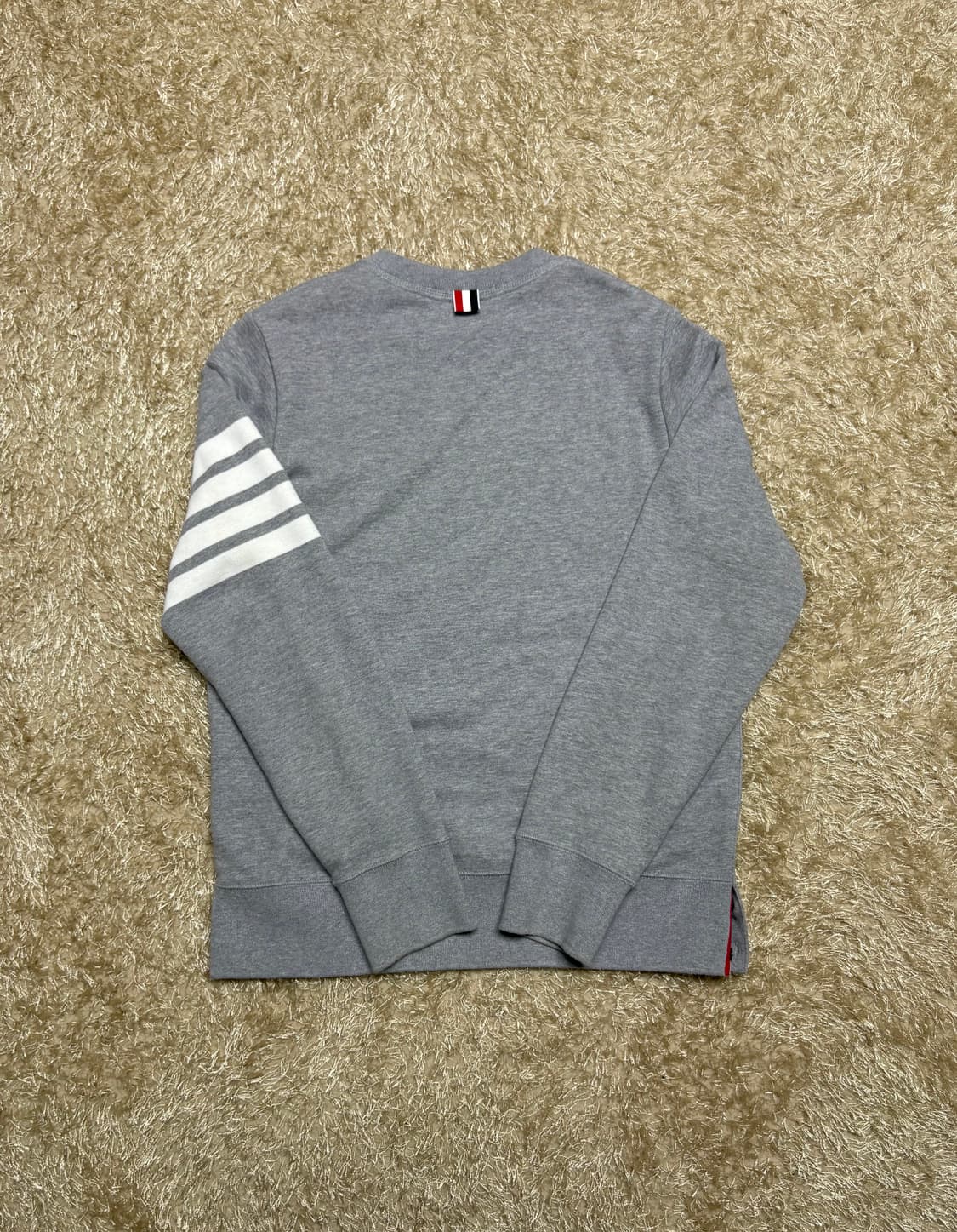 톰브라운 사선완장 맨투맨 그레이 상품이미지3