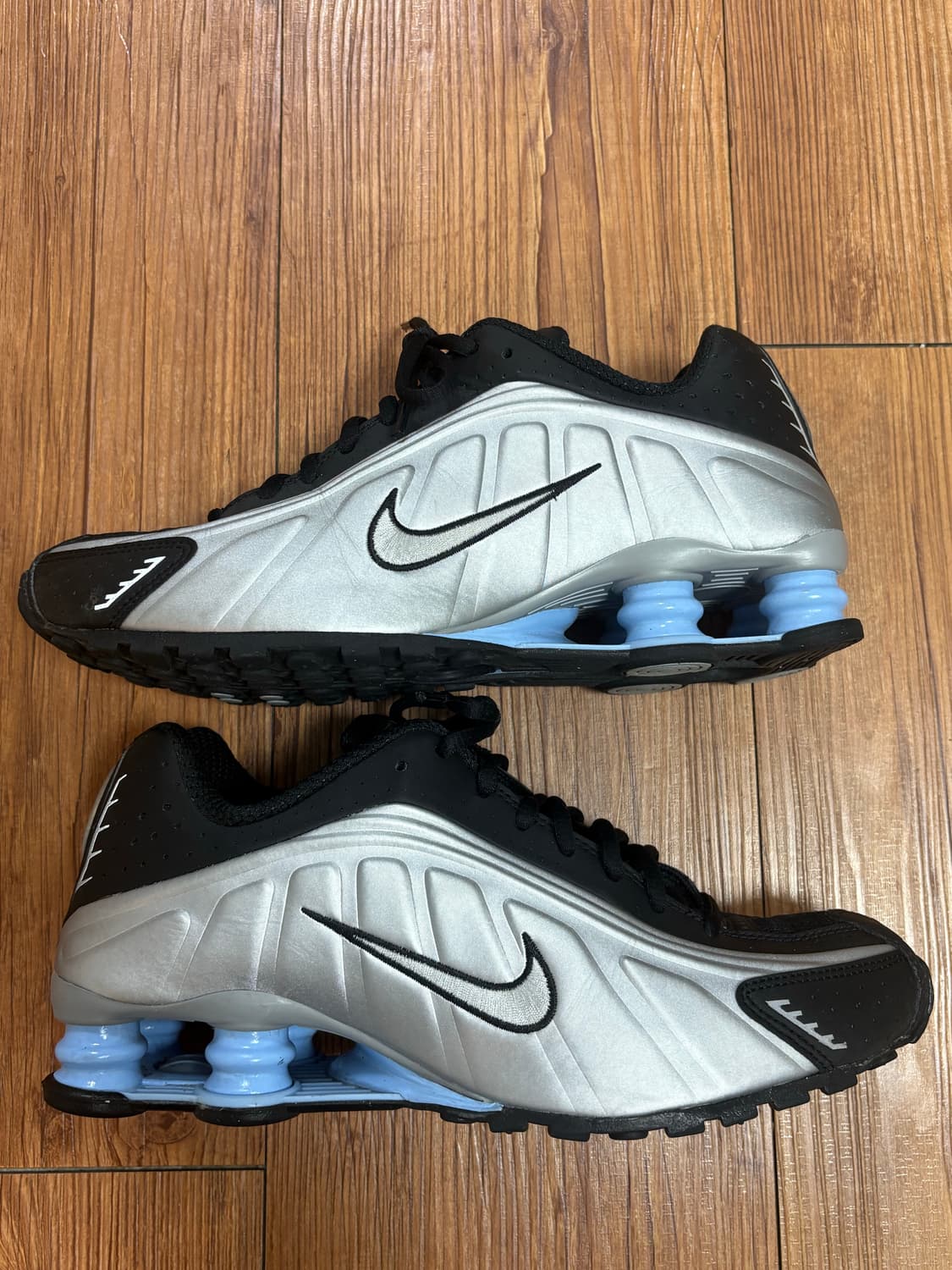 나이키 샥스 R4 메탈릭 실버 블랙 상품이미지1