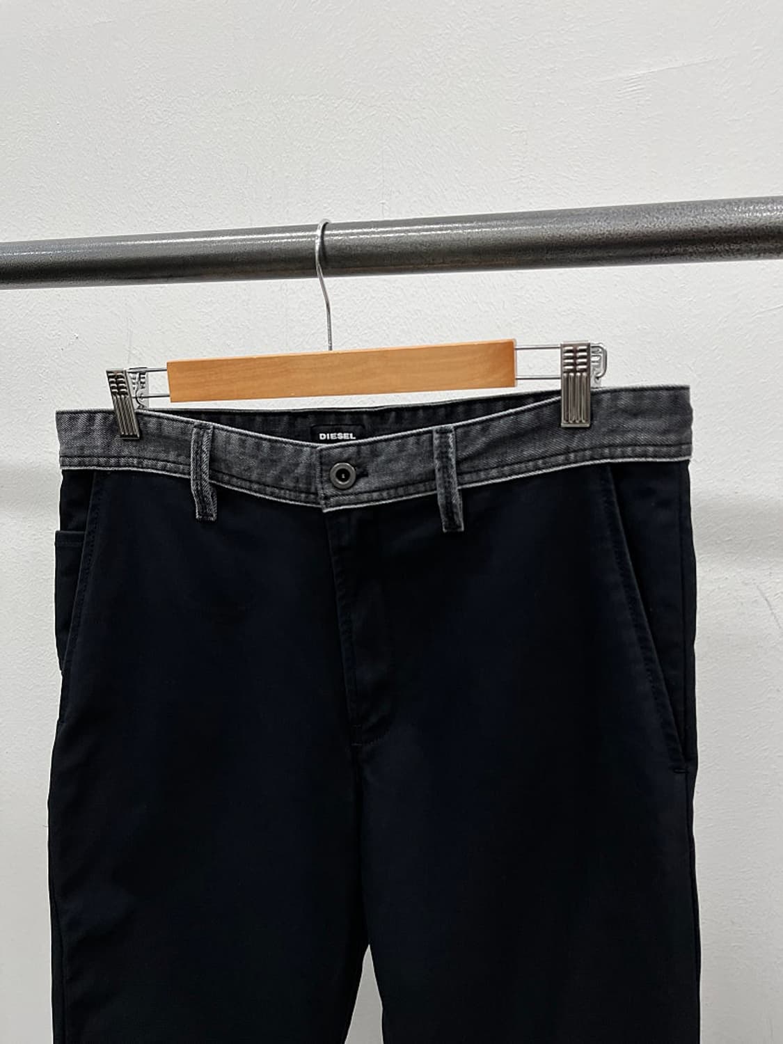 31) 디젤 신형 테이퍼드 블랙팬츠  상품이미지2