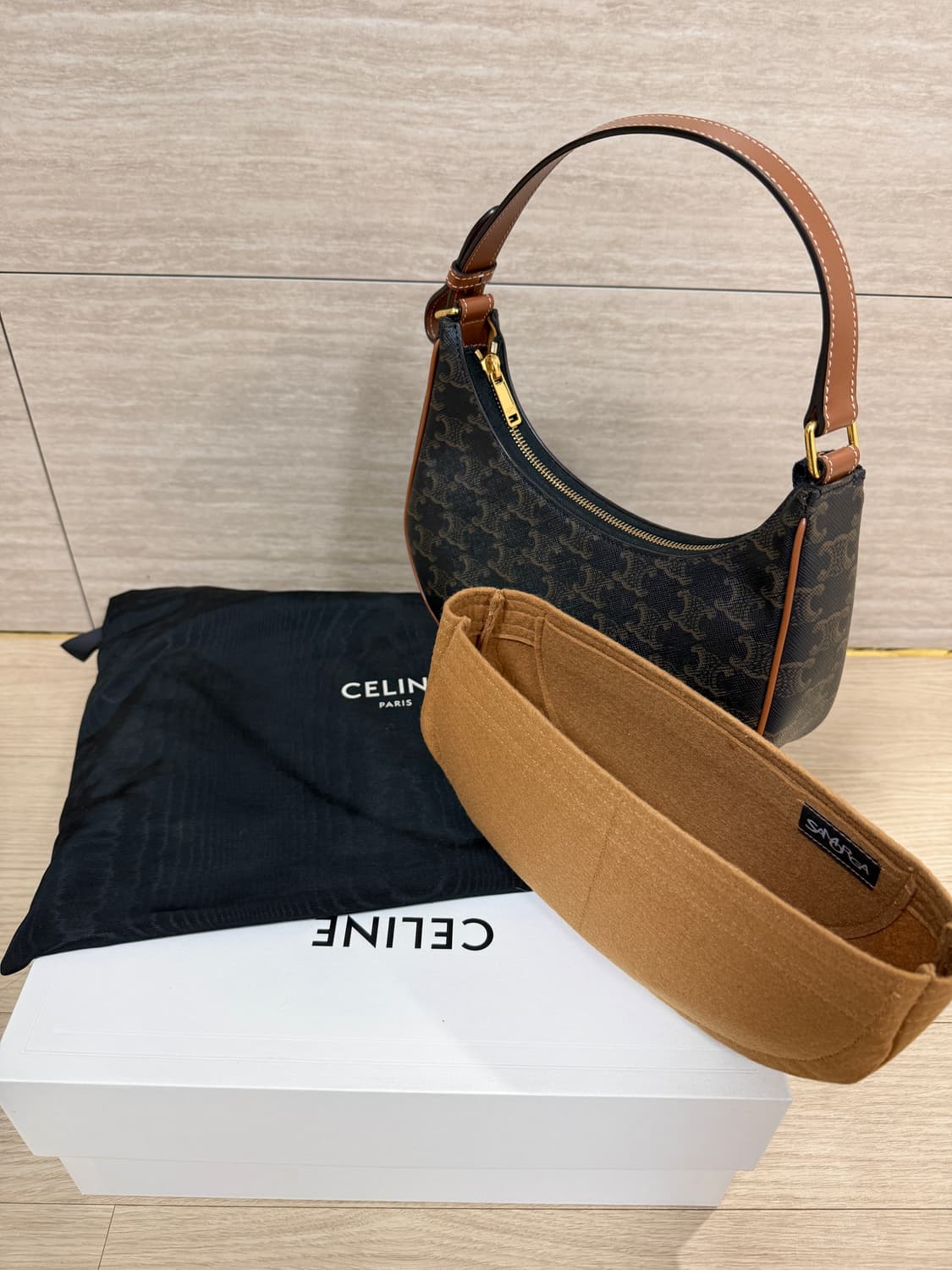 셀린느 아바백 미디움 팝니다 새상품 컨디션 상품이미지8