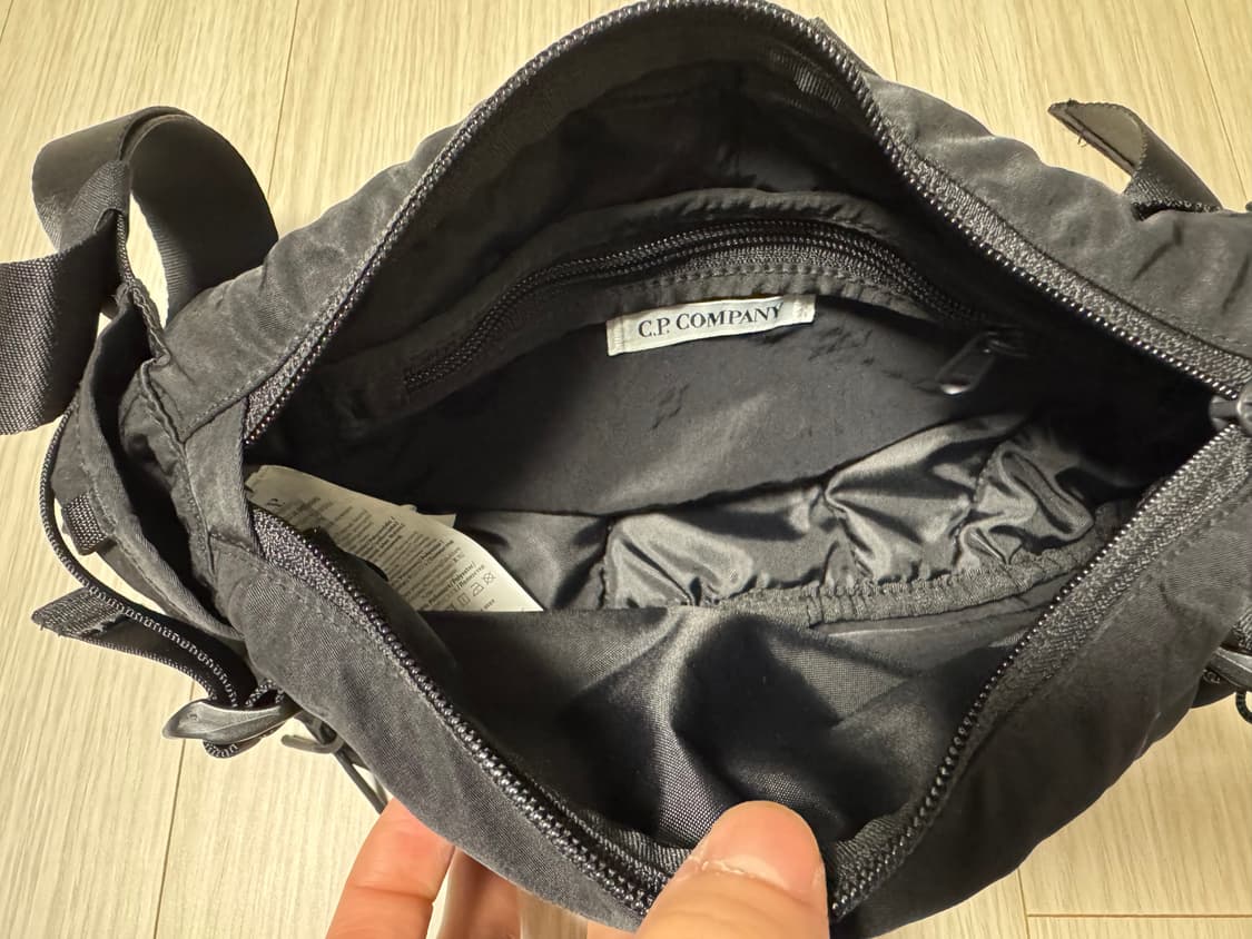 cp컴퍼니 나일론 B렌즈 크로스백 25ss 블랙 팝니다. 상품이미지3