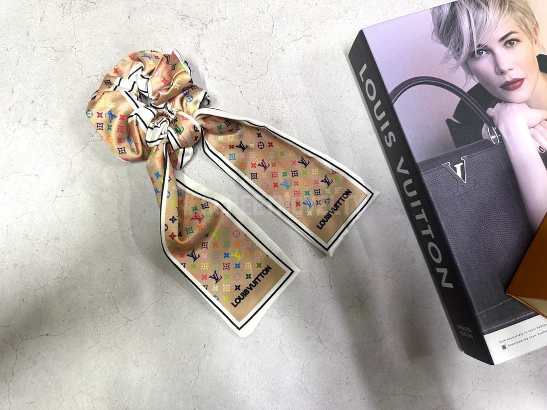 루이비통 진베이지&멀티컬러 리본 헤어슈슈 상품이미지6