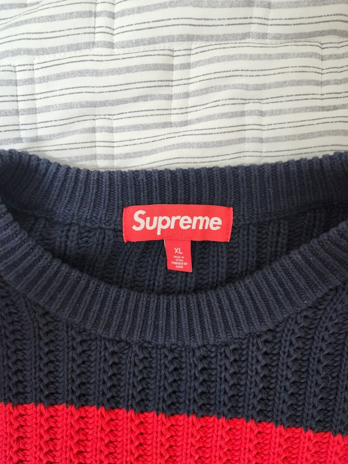 슈프림  스트라이프 스몰박스 스웨터 네이비 상품이미지3