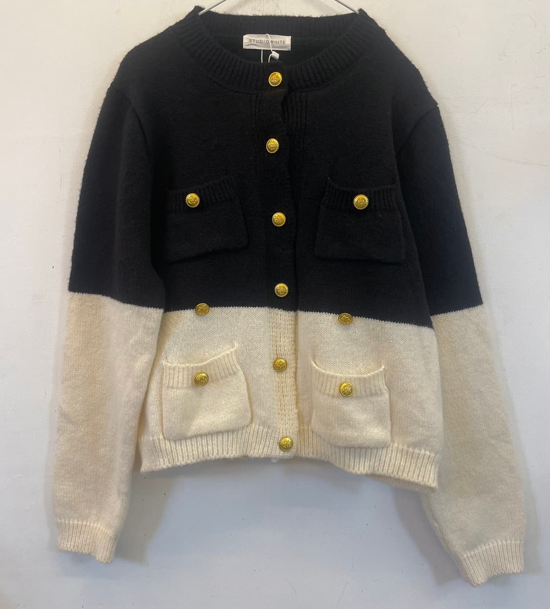 스튜디오화이트 금장단추 배색니트가디건 새상품:) 상품이미지1