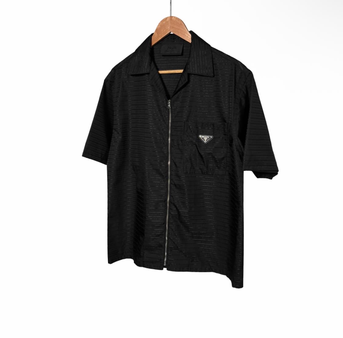 [M] 프라다 남성 리나일론 삼각로고 멀티로고 집업 반팔 셔츠 자켓 블랙 상품이미지2