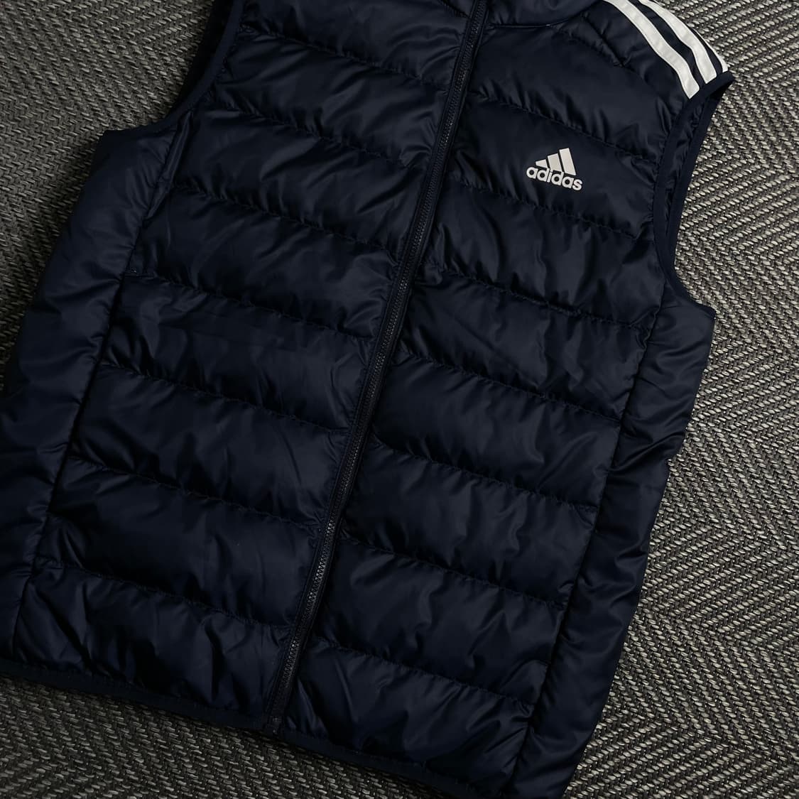 아디다스 에센셜 경량 다운 패딩 베스트 네이비y 4456 상품이미지3