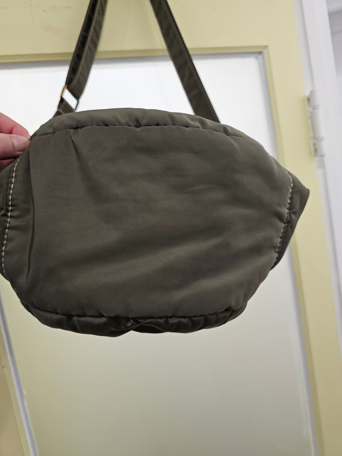 Japan 카키 패딩 크로스백 상품이미지9