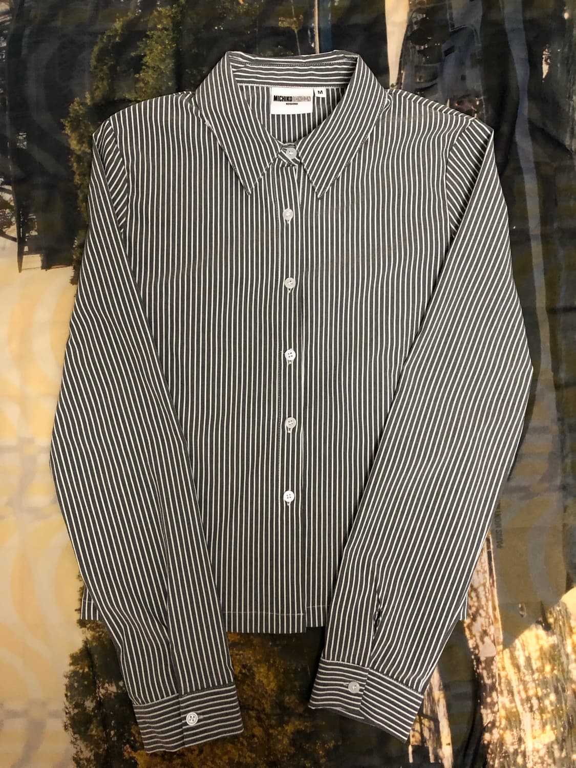 미치코런던 코시노 스트라이프 슬림핏 셔츠 차콜 상품이미지2