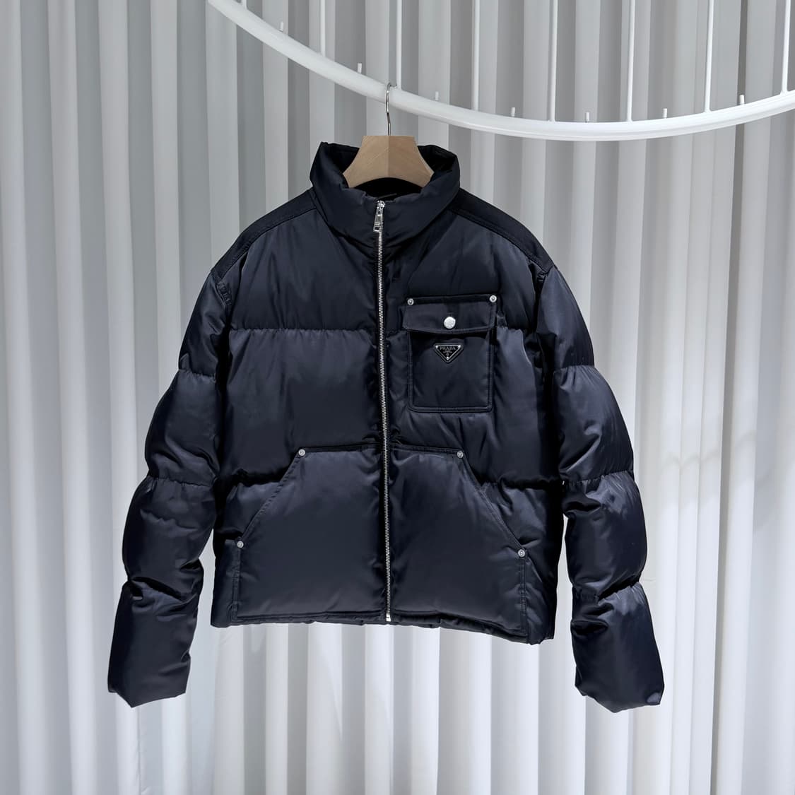 (S/M) / 프라다 삼각로고 리나일론 크롭 다운 패딩 자켓 블랙 상품이미지1