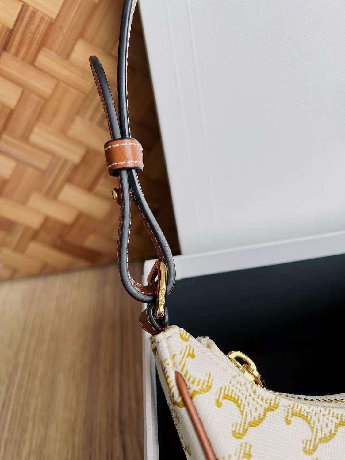 셀린느 트리옹프 캔버스 & 카프스킨 아바백 화이트 193952BZJ-01 상품이미지4