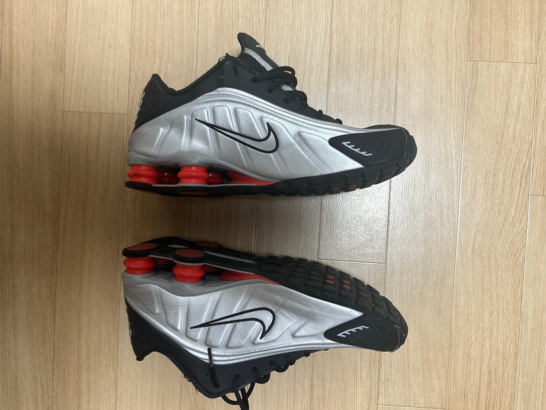 나이키 샥스 R4 블랙 엔 메탈릭 실버 290 상품이미지2