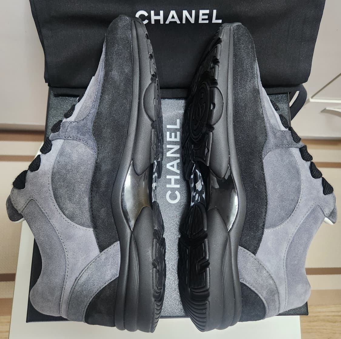 [정품 ] 샤넬 스니커즈 운동화 CC로고 스웨이드 그레이/블랙 42 상품이미지4