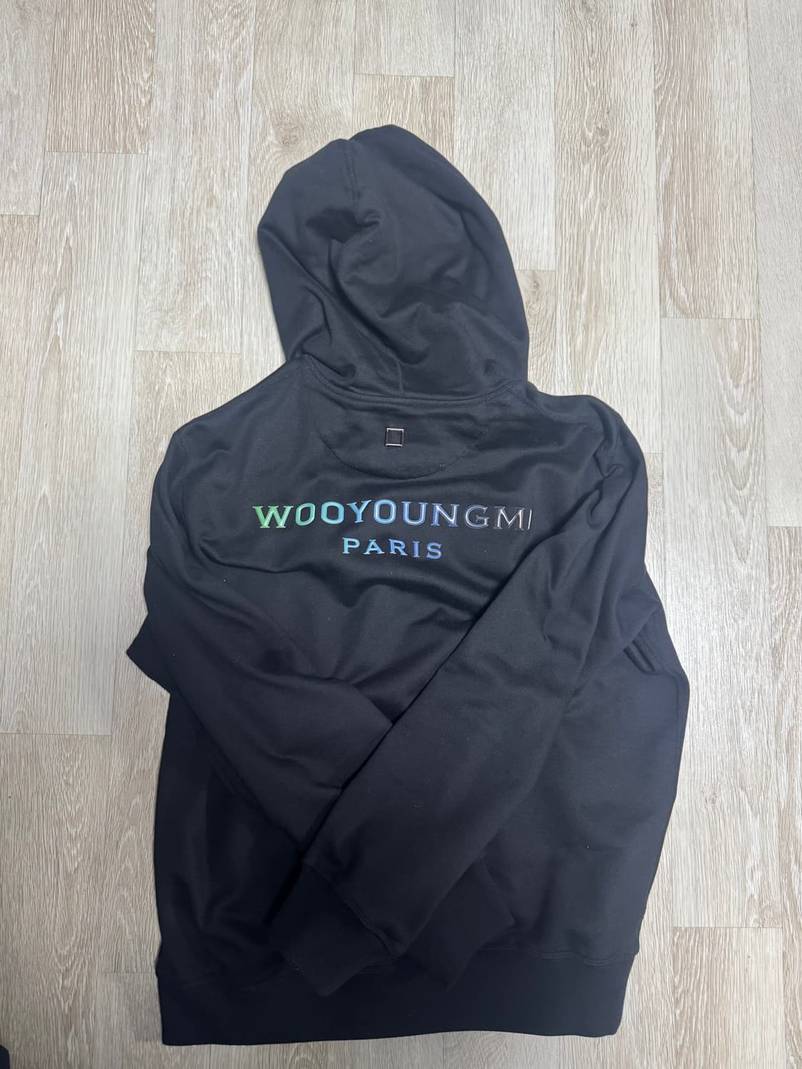 우영미 그래디언트 엠보싱 백로고 후드 티셔츠 블랙 - 24SS 상품이미지4