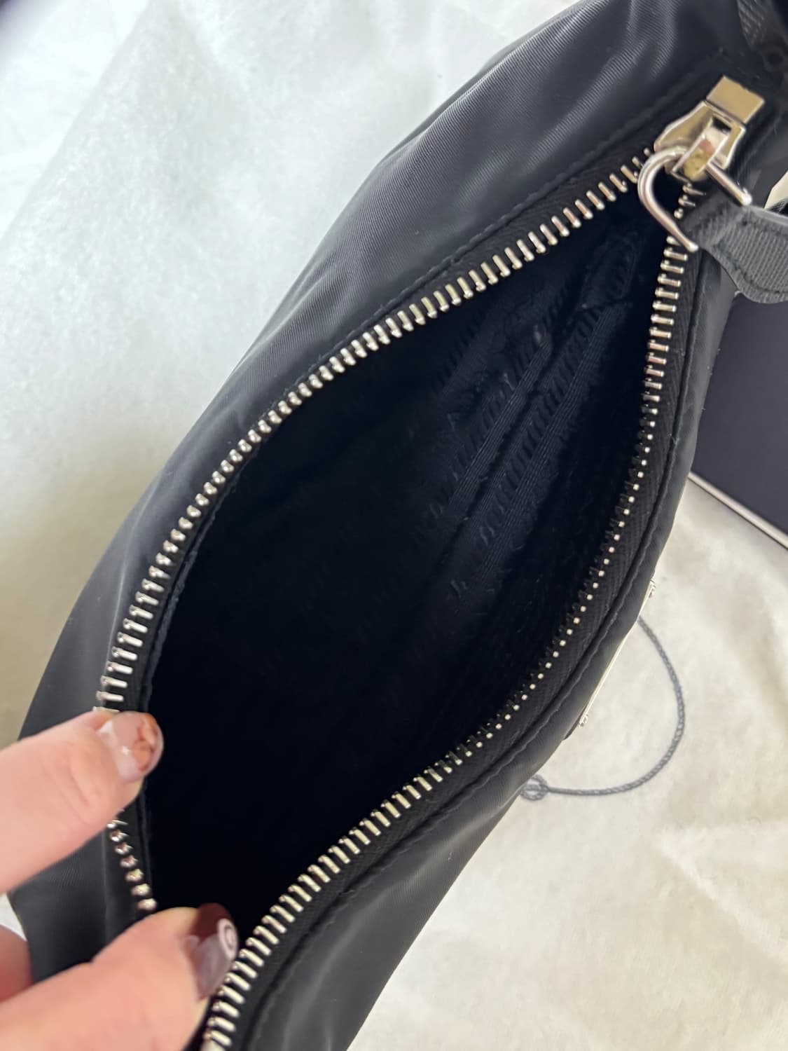 프라다 리에디션 2005 리나일론 호보백 사피아노 블랙 상품이미지3