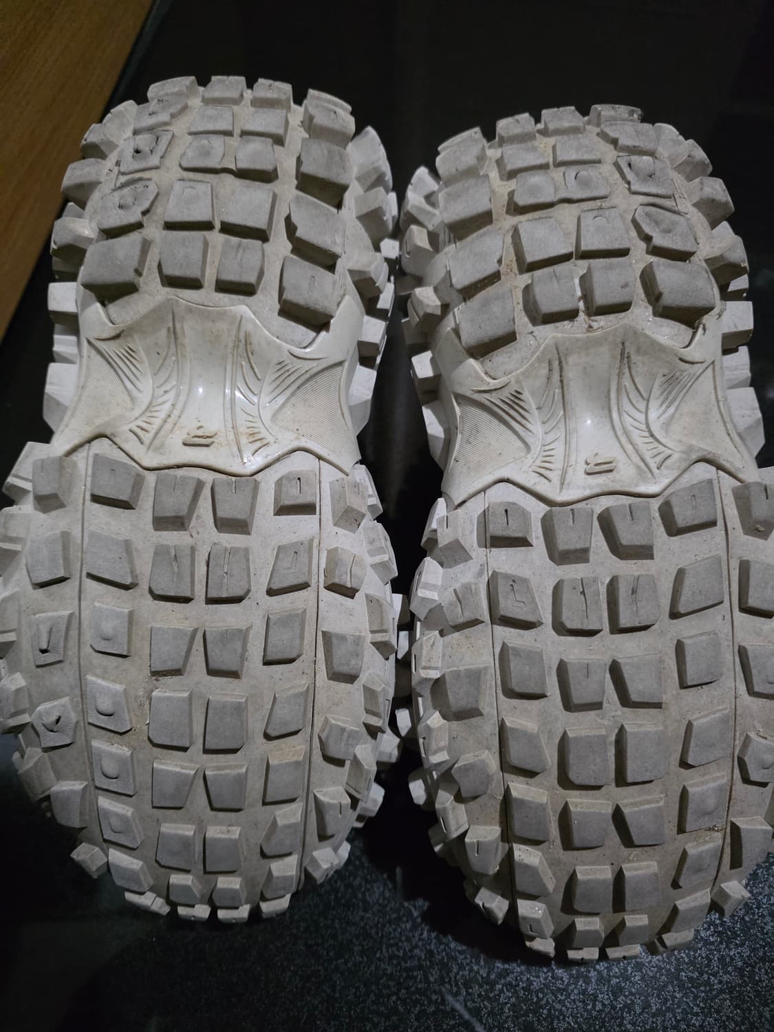 발렌시아가 디펜더 (바운서) 베이지 42 백화점판 상품이미지8