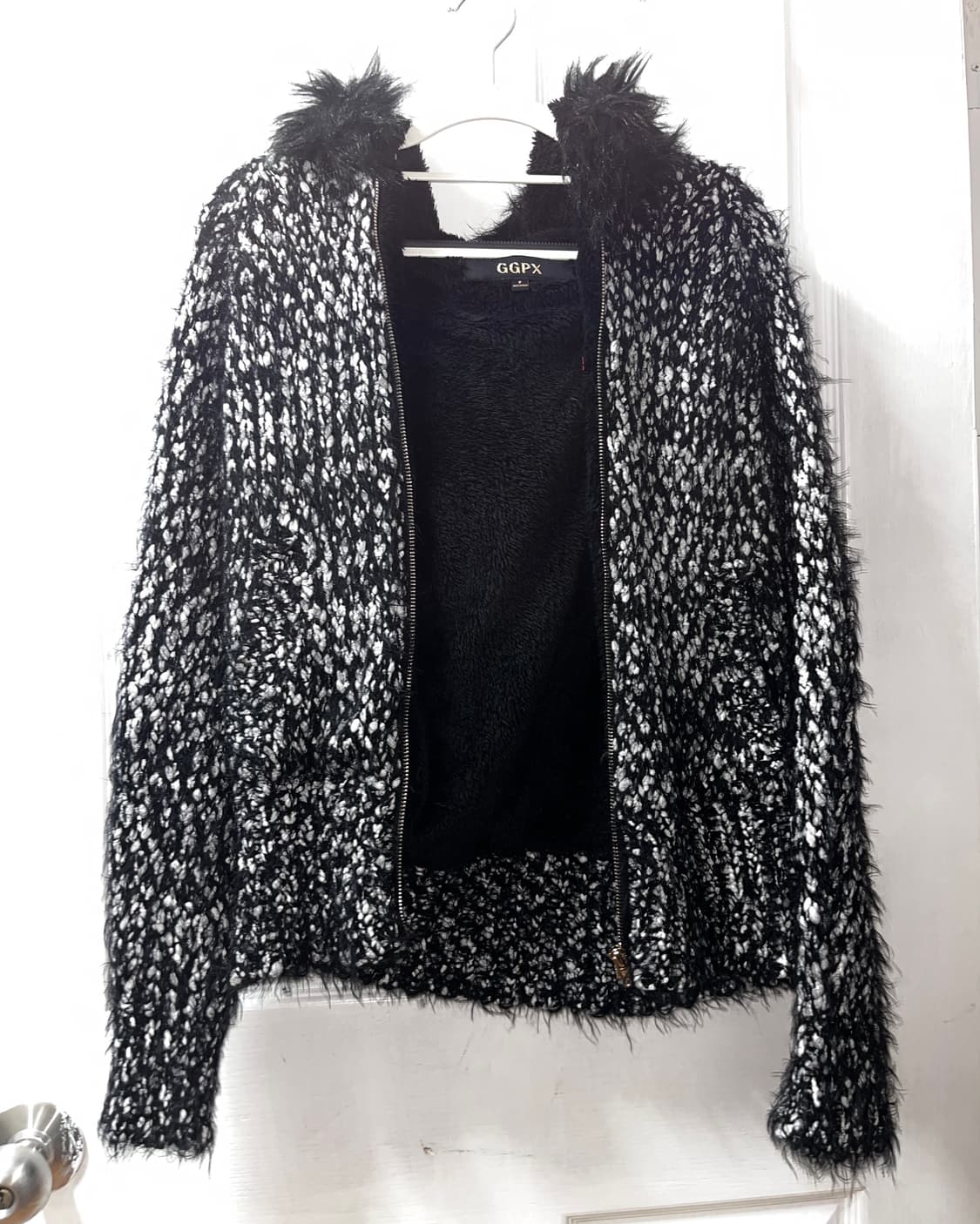     Black & White Fuzzy Knit Jacket 상품이미지1