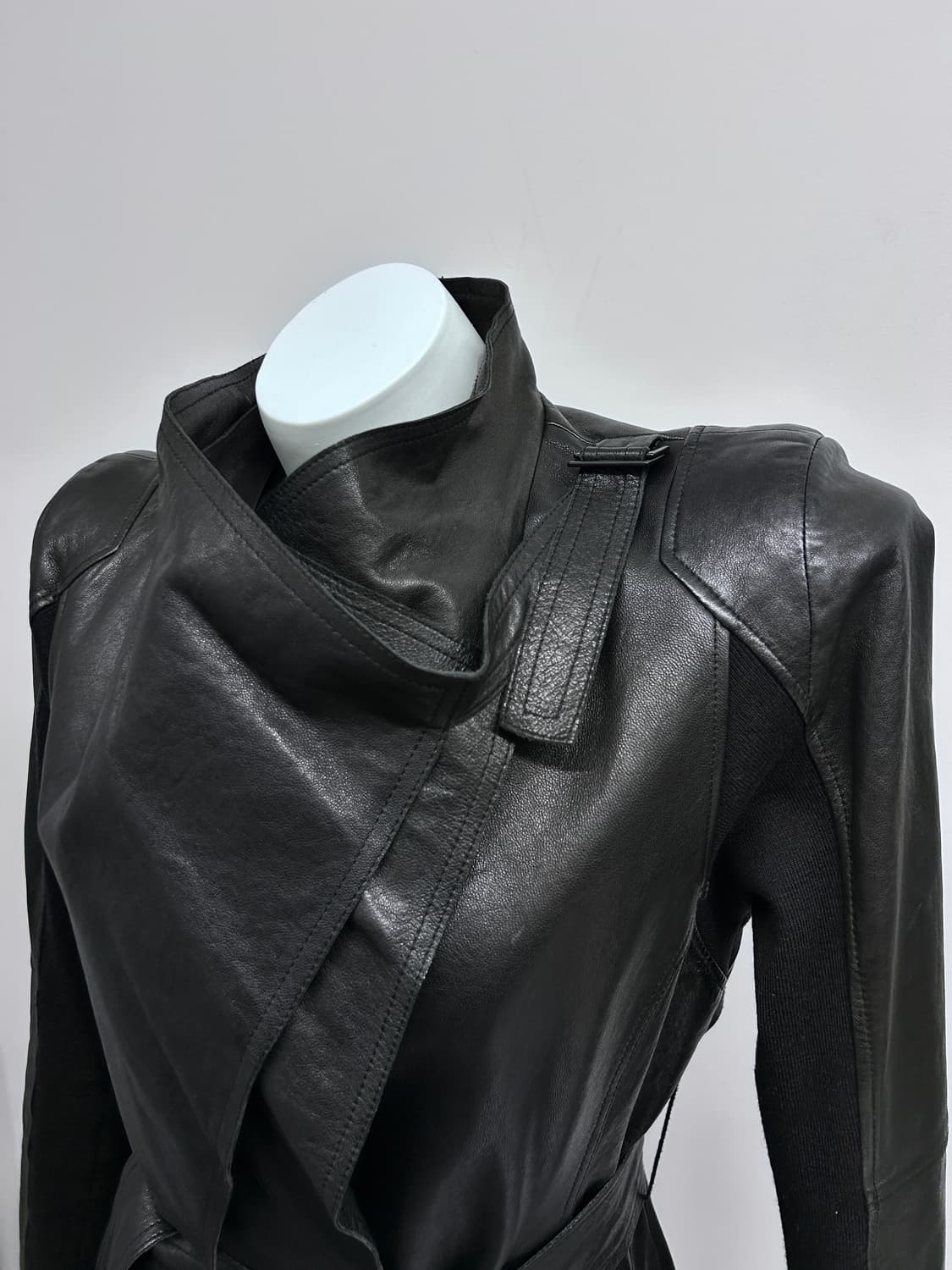 드레이프 카라 고딕 레더 코트 상품이미지7