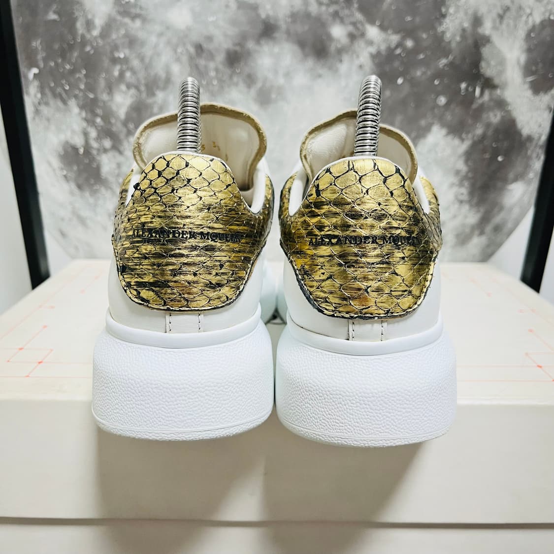 정품 35) 알렉산더 맥퀸 뱀피 골드탭 오버솔 스니커즈 상품이미지4