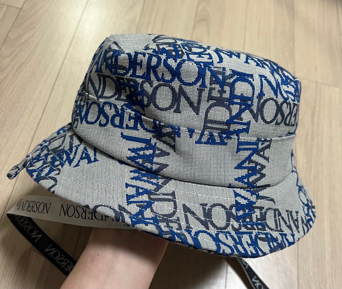 JW앤더슨(JW Anderson) 로고 비대칭 버킷햇 상품이미지3