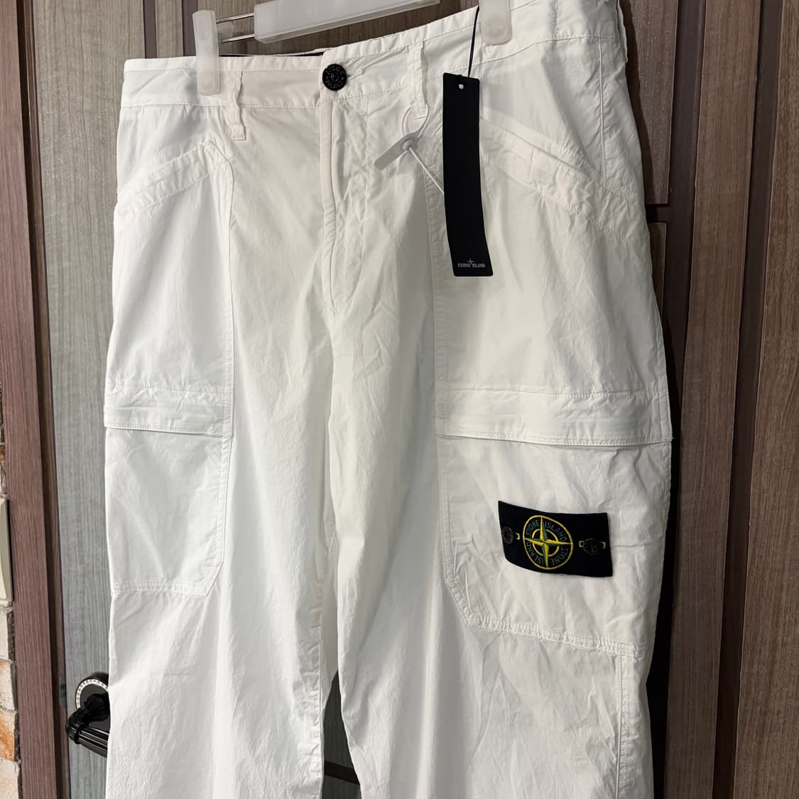 새상품(33)스톤아일랜드 와펜 패치 스트레치 카고 팬츠 화이트 상품이미지1