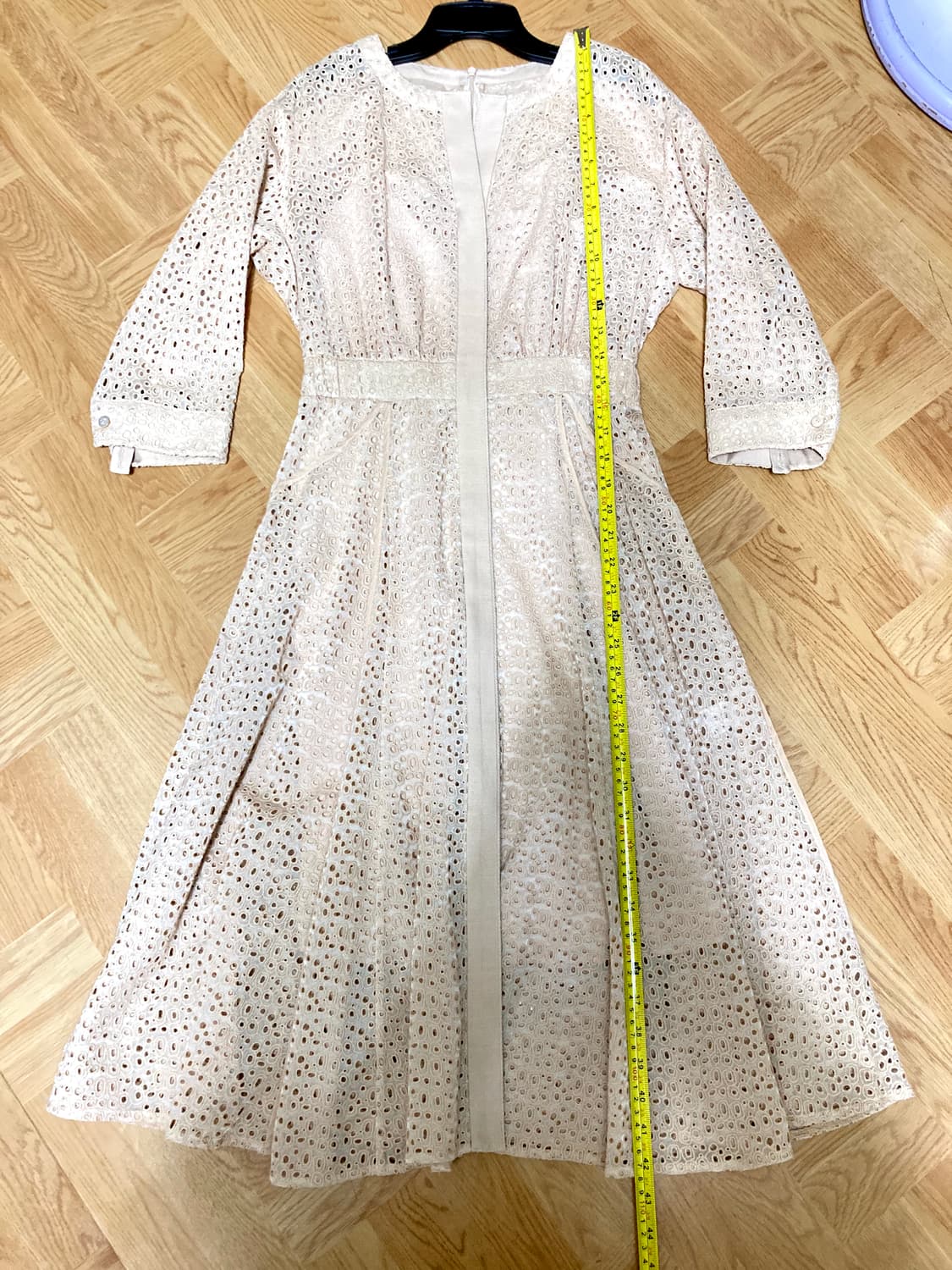 한섬 MINE 마인 로맨틱 베이지 아일렛 펀칭 원피스 상품이미지10