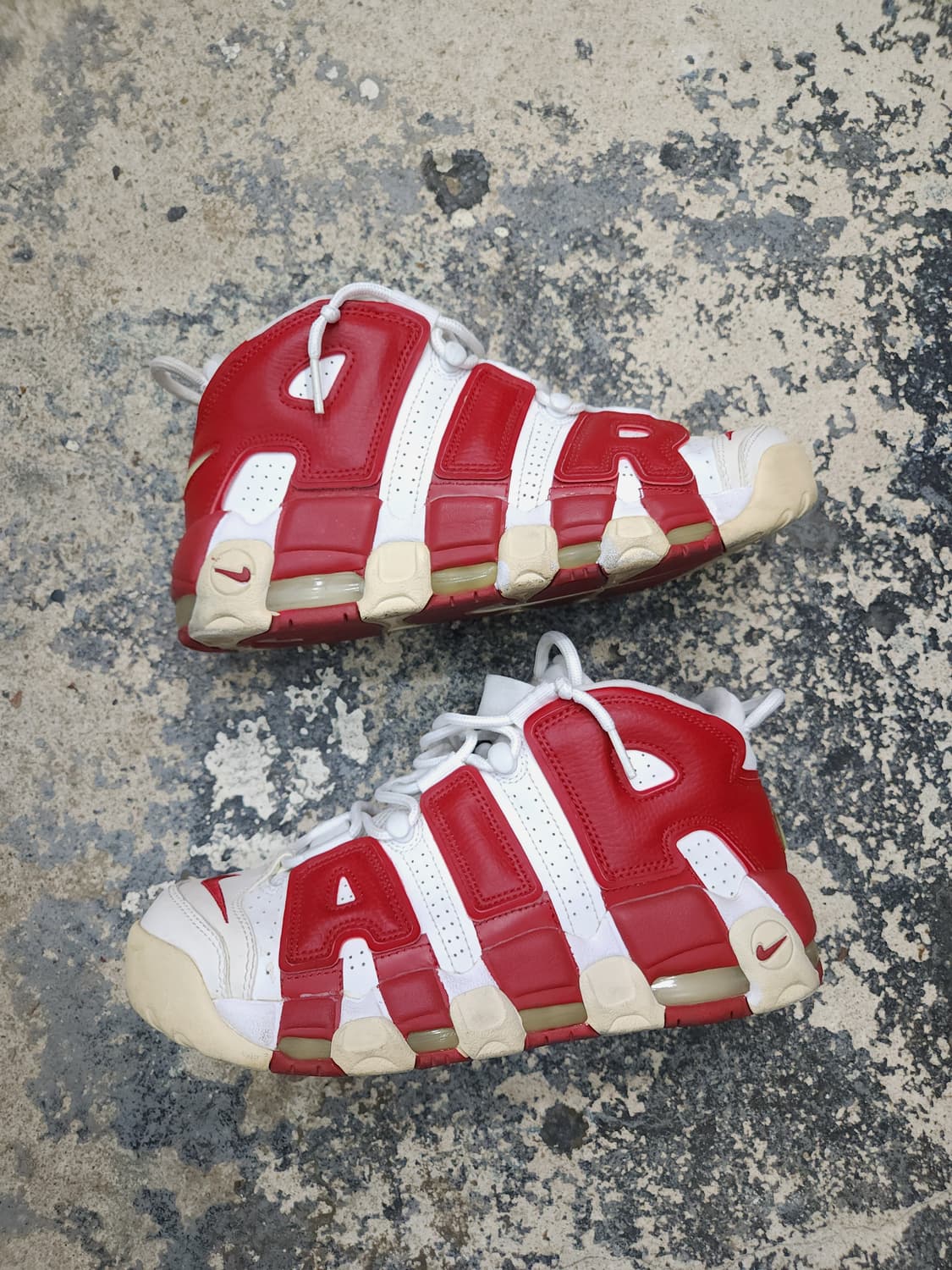 나이키 에어모어 업템포 화이트 레드 255mm

 상품이미지1