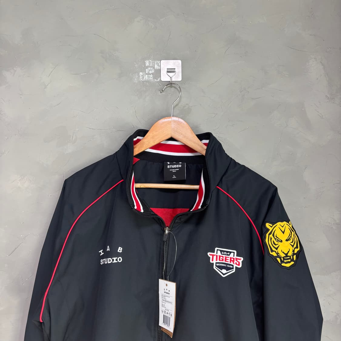 새상품) 기아 타이거즈 x 아이앱 스튜디오 24 어센틱 춘추 점퍼 블랙 상품이미지2