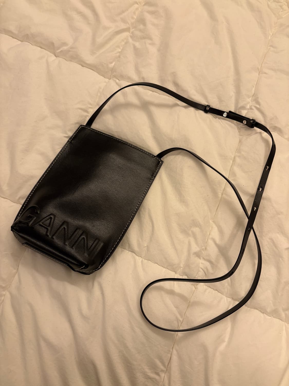 가니 로고 엠보스 레더 크로스백 상품이미지2