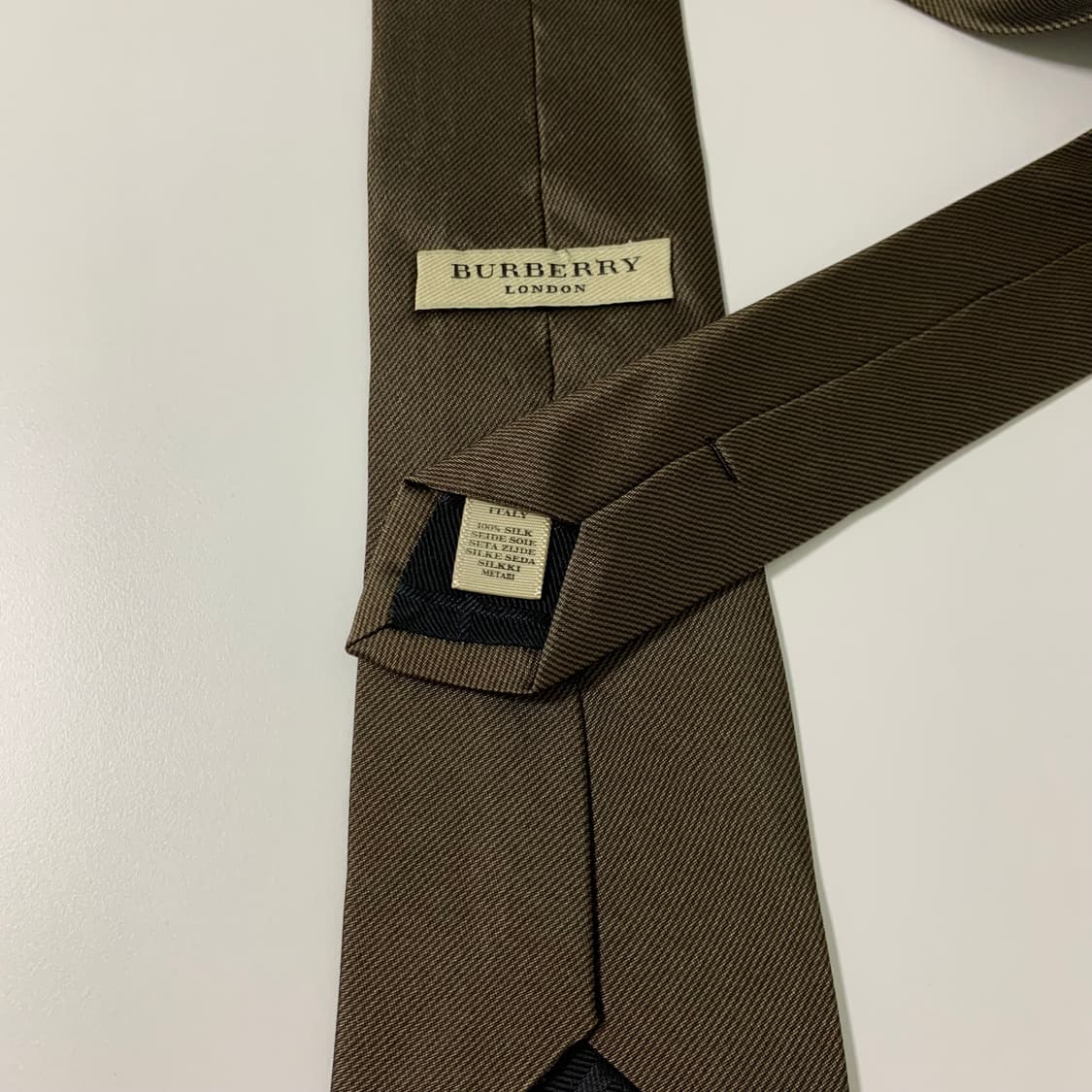 버버리(BURBERRY) 신형라벨 브라운단색 솔리드넥타이 명품 이태리실크 상품이미지6