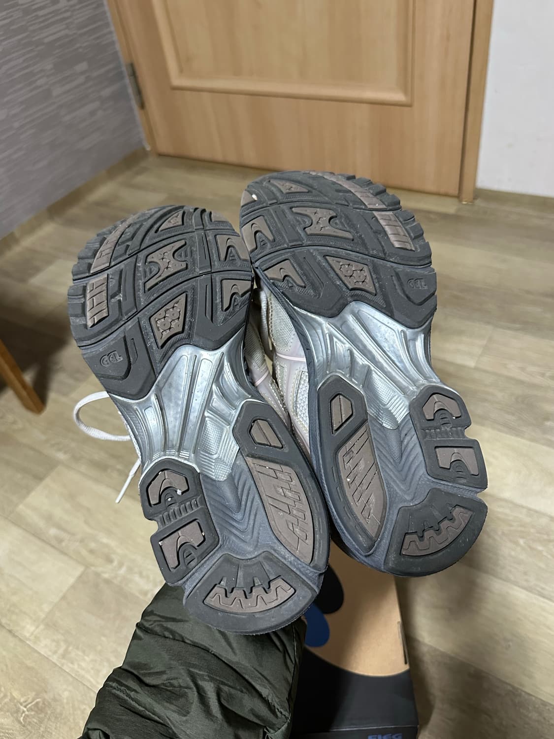 아식스 x 로니 피그 젤 님버스 10.1 화이트 모거나이트 상품이미지7