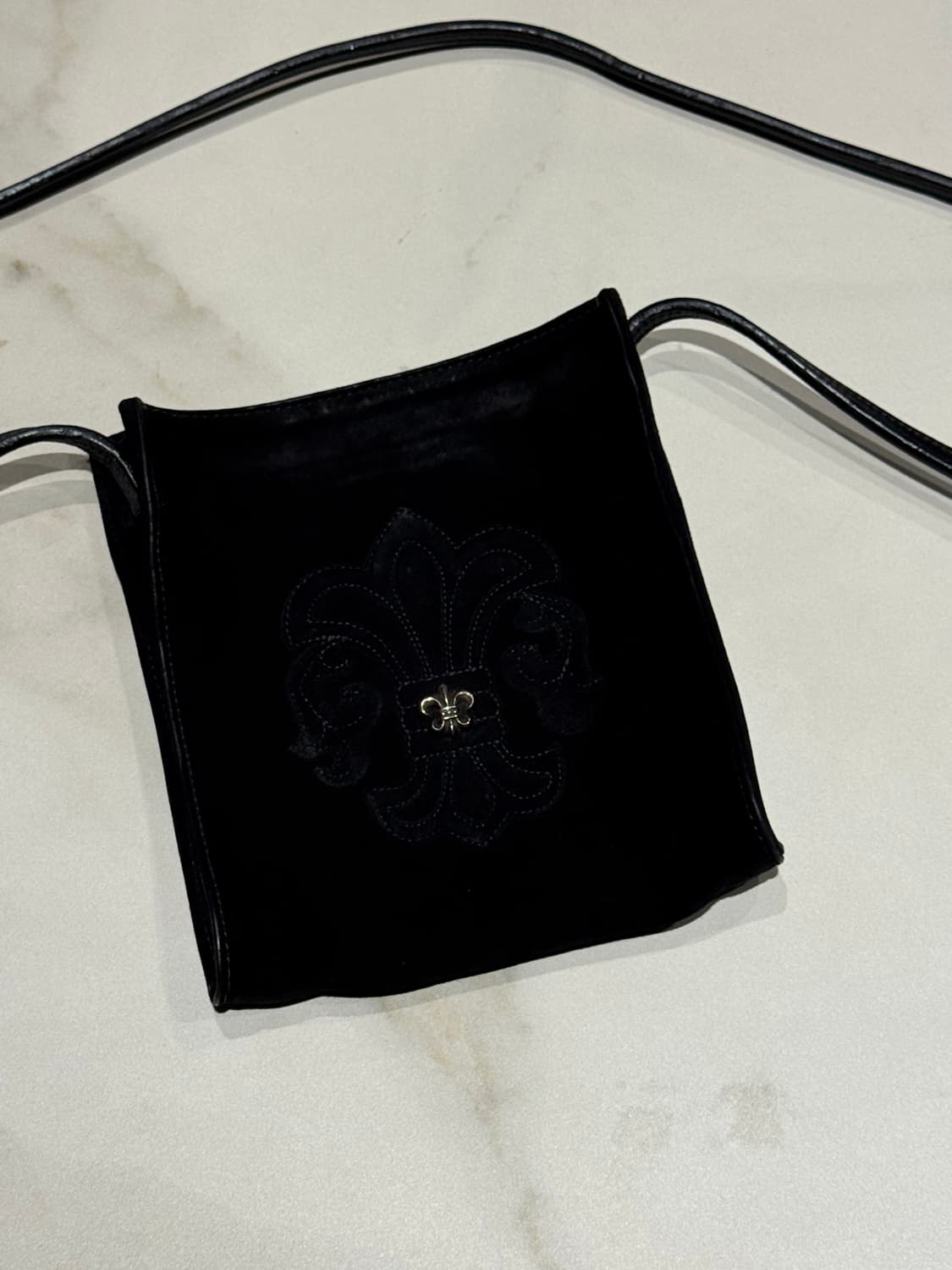 크롬하츠 스웨이드 플레어 참 크로스백 상품이미지3