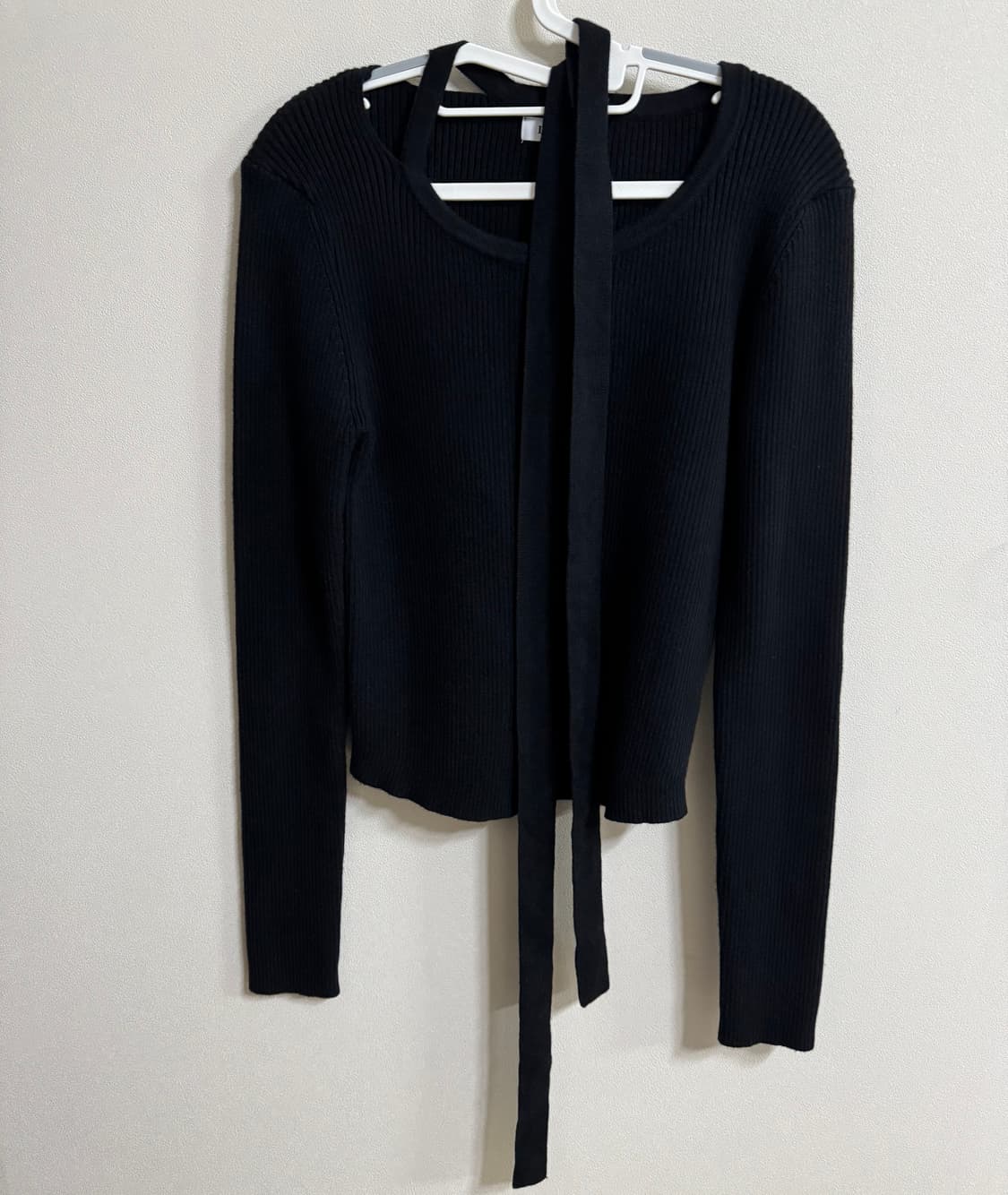 룩캐스트 위트니 컷아웃 니트 탑 블랙 상품이미지2