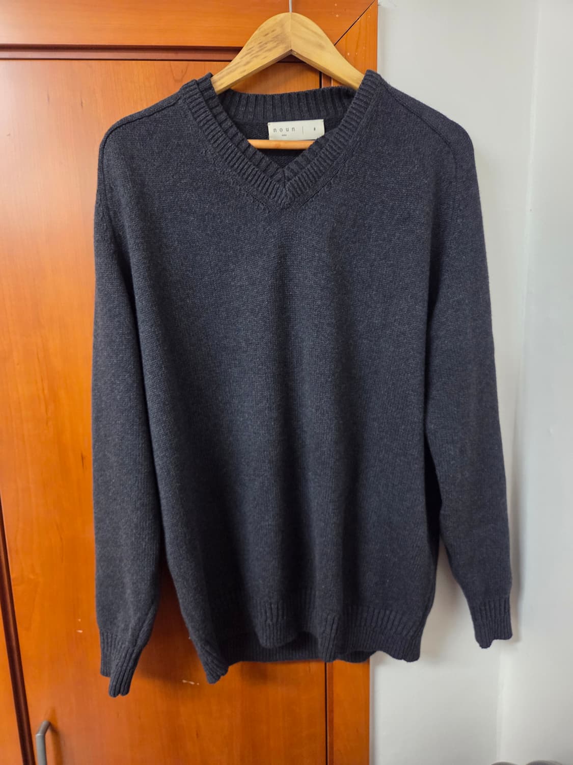 노운 레이어드 브이넥 니트 차콜 2사이즈 (실착1회) 상품이미지2