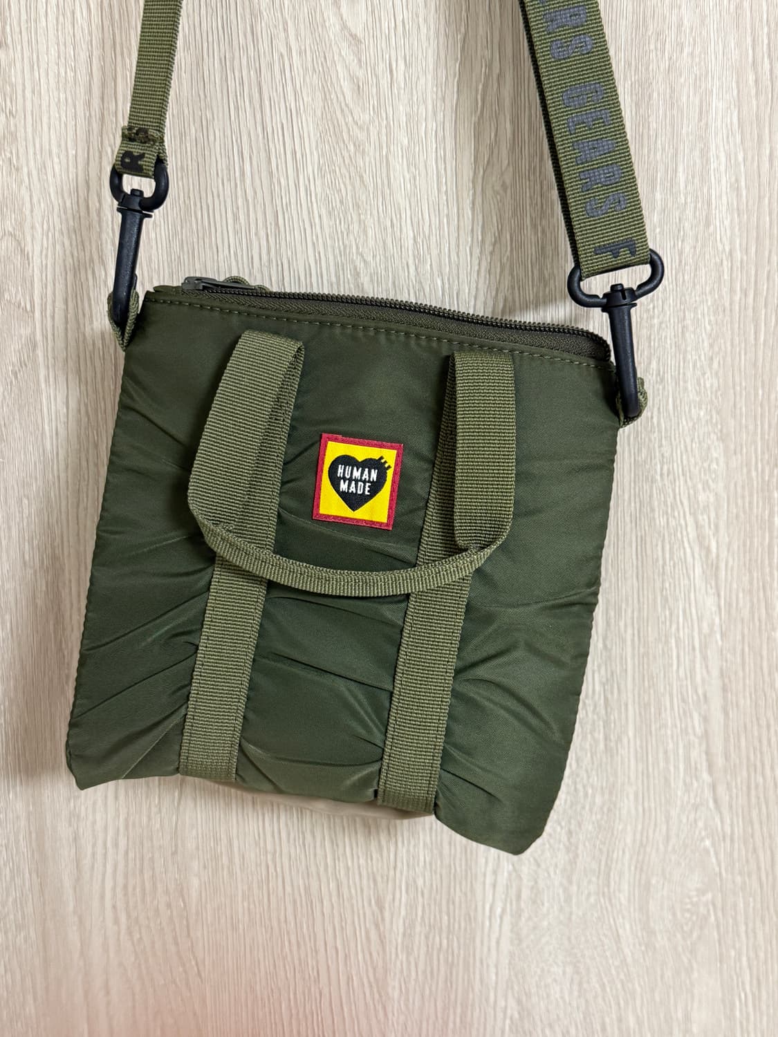 휴먼메이드 미니 헬멧백 올리브 드랩 판매 상품이미지3
