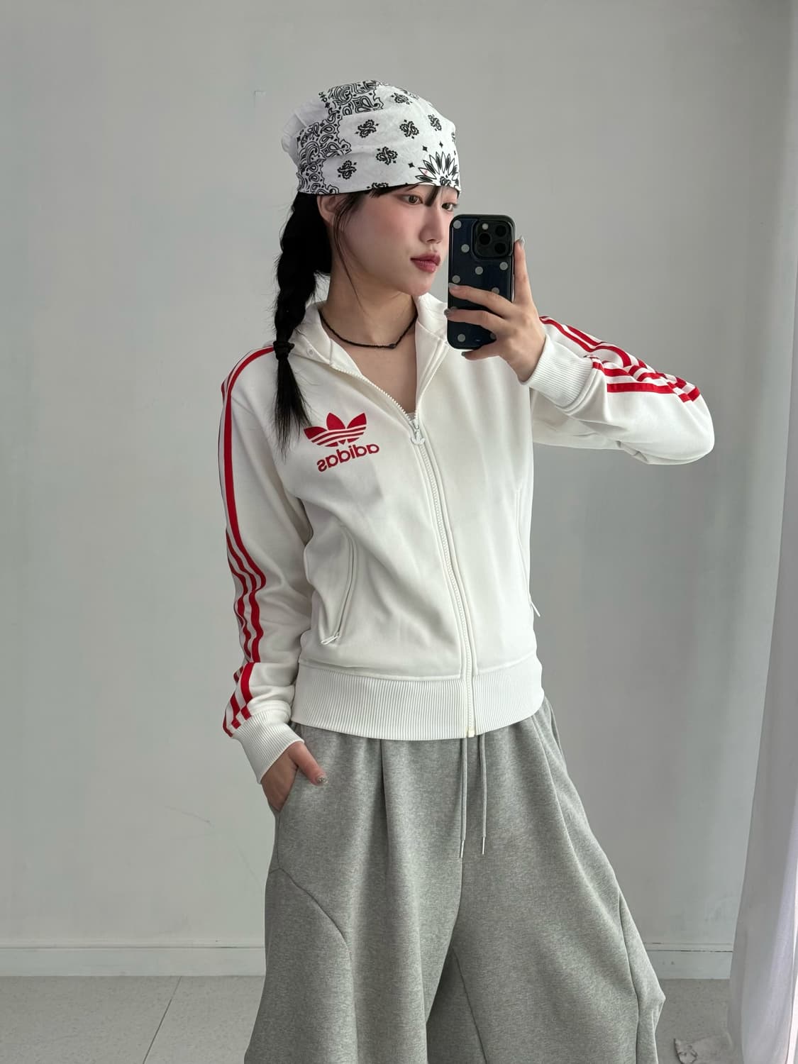 아디다스 화이트 레드 후드져지 상품이미지4