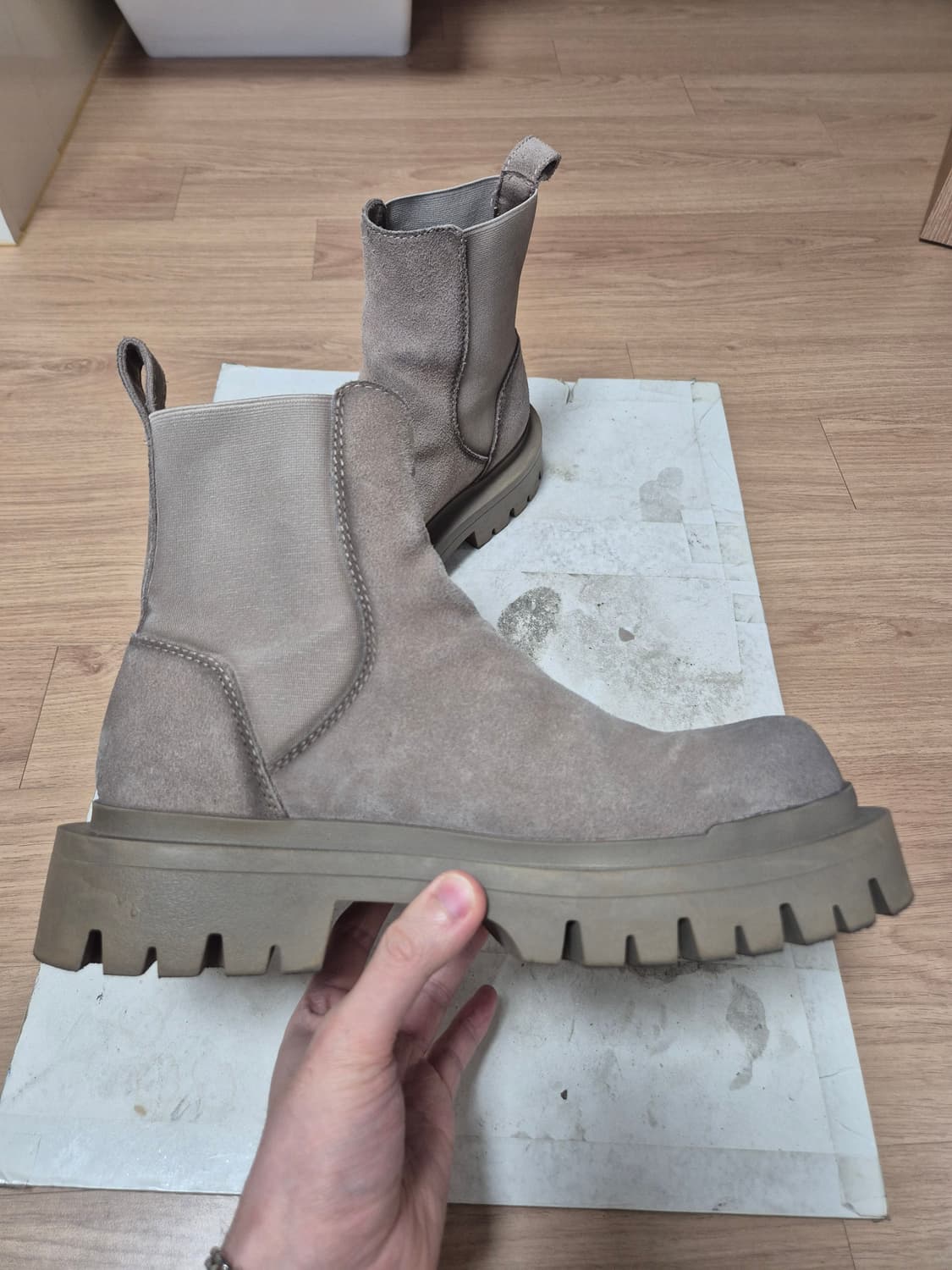 (41/270)자라 볼륨 리얼 스웨이드 첼시부츠  상품이미지4