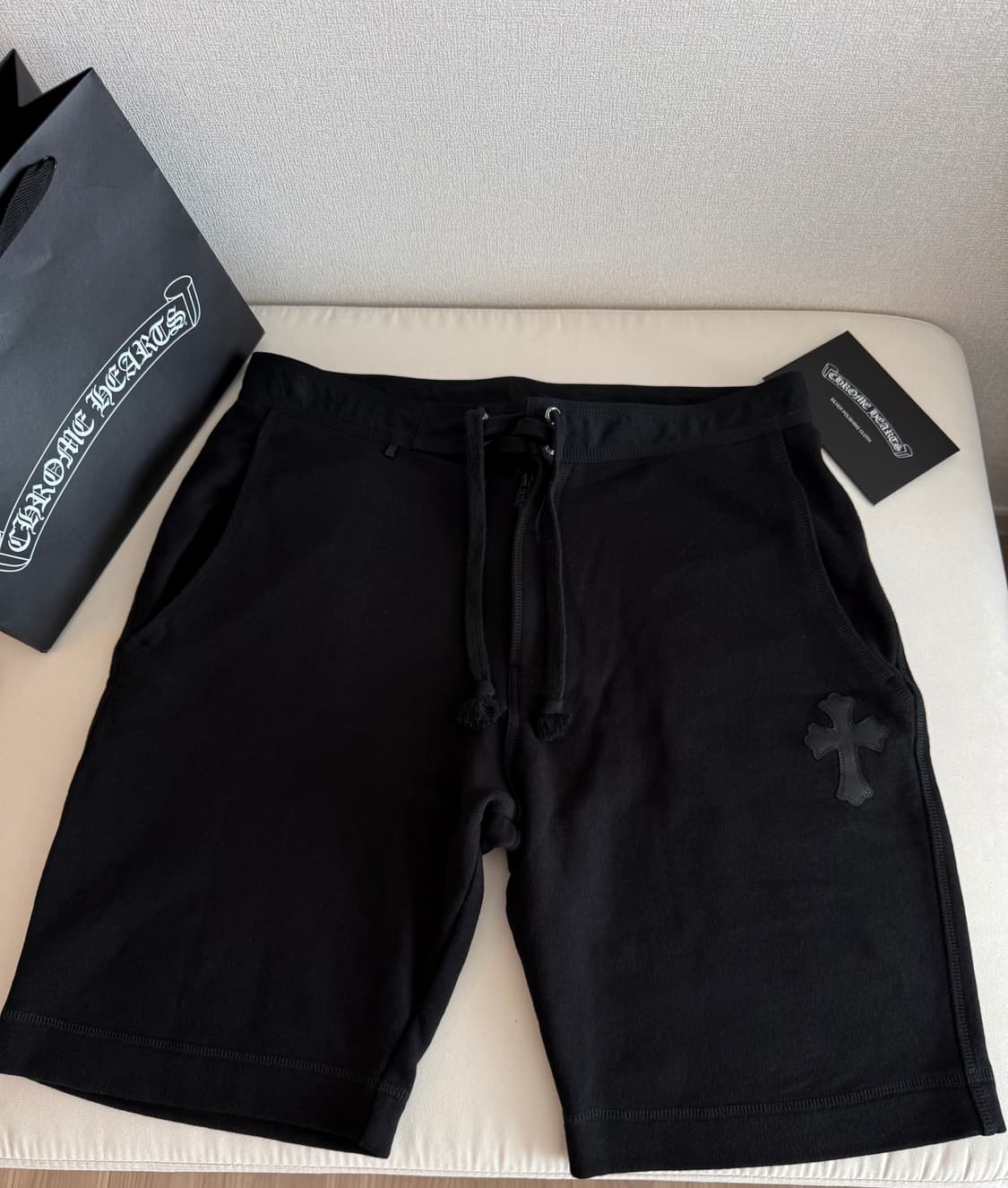 크롬하츠 크로스 레더 패치 스웨트쇼츠 블랙 상품이미지1